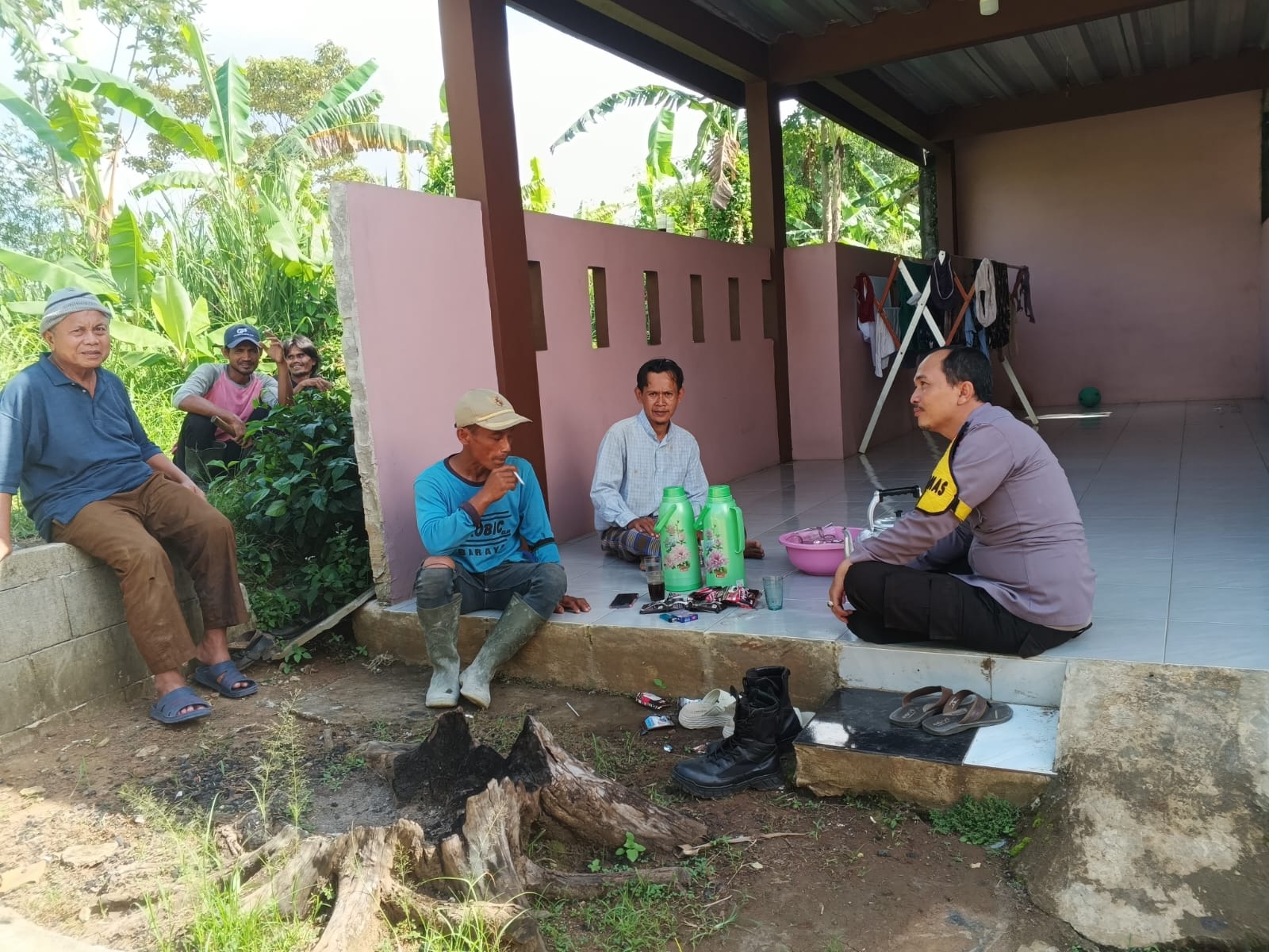 Bhabinkamtibmas Wilayah Hukum Polsek Ciampea Desa Cibuntu Giat COOLING Sistem Monitoring Warga Desa Melakukan Aktifitas Harian Beri Pesan Dan Ajak Jaga Kamtibmas