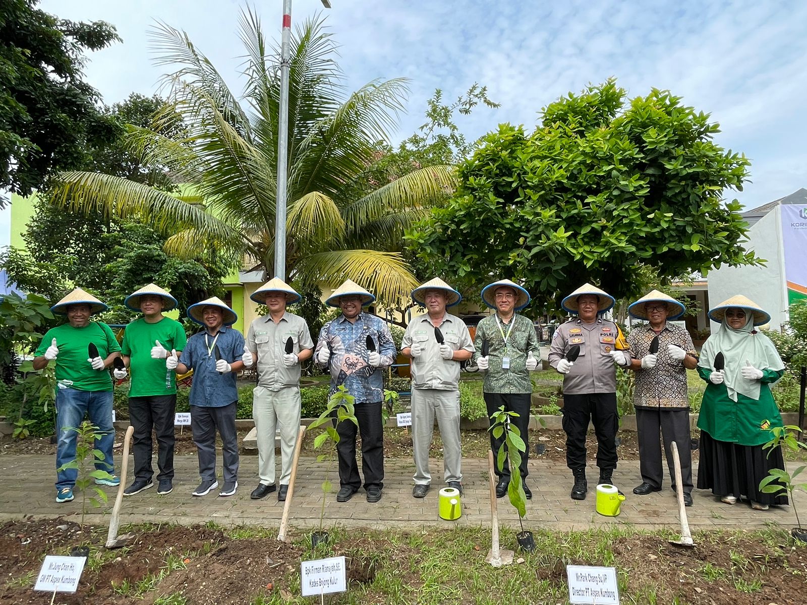 BHABINKAMTIBMAS WILAYAH POLSEK GUNUNG PUTRI GIAT COOLING SISTEM BERSAMA SATKEHOLDER TERKAIT DALAM MENGANTISIPASI BENCANA ALAM LAKUKAN PENANAMAN POHON DAN KETAHANAN PANGAN DALAM PENDUKUNG ASTA CITA PRESIDEN REPUBLIK INDONESIA