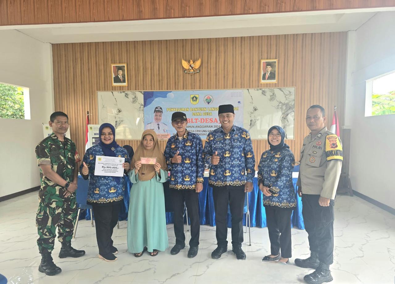 Sinergitas TNI Polri Wilayah Hukum Polsek Megamendung Giat Cooling Sistem Monitoring Penyaluran Bantuan Langsung Tunai – Desa ( BLT-DD ) Tahun Anggaran 2024 Bagi Warga Masyarakat