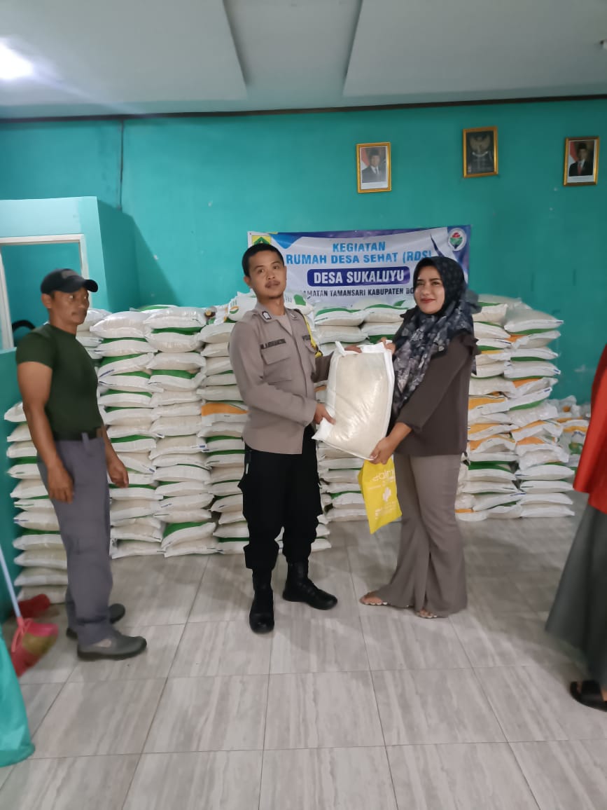 Sinergitas TNI Polri Wilayah Hukum Polsek Tamansari Giat COOLING Siatem Monitoring Penyaluran Bantuan Sembako Beras dari Kemensos kepada Keluarga Penerima Manfaat (KPM) Desa Sukaluyu
