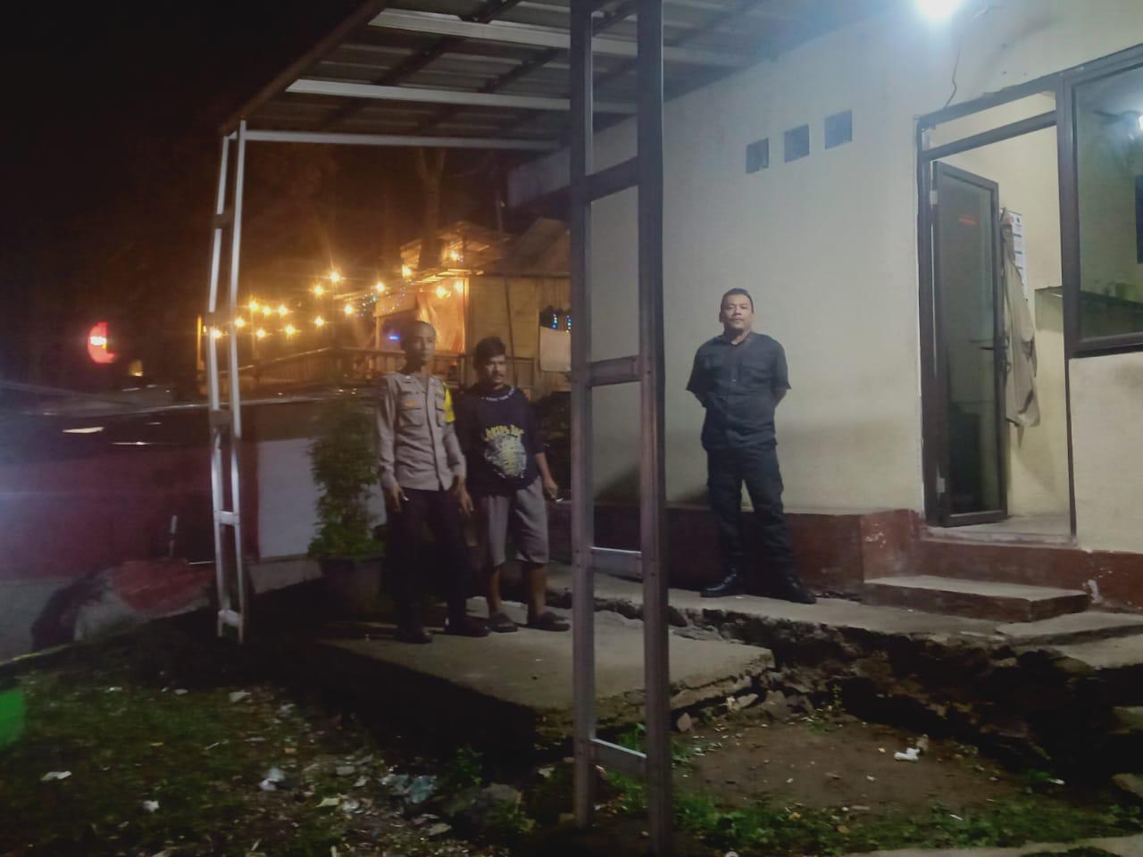Bhabinkamtibmas Wilayah Hukum Polsek Csr. Polres Bogor Giat COOLING Sistem Cek Pos Siskamling Warga Beri Pesan Dan Ajak Jaga Kamtibmas Agara Kondusif