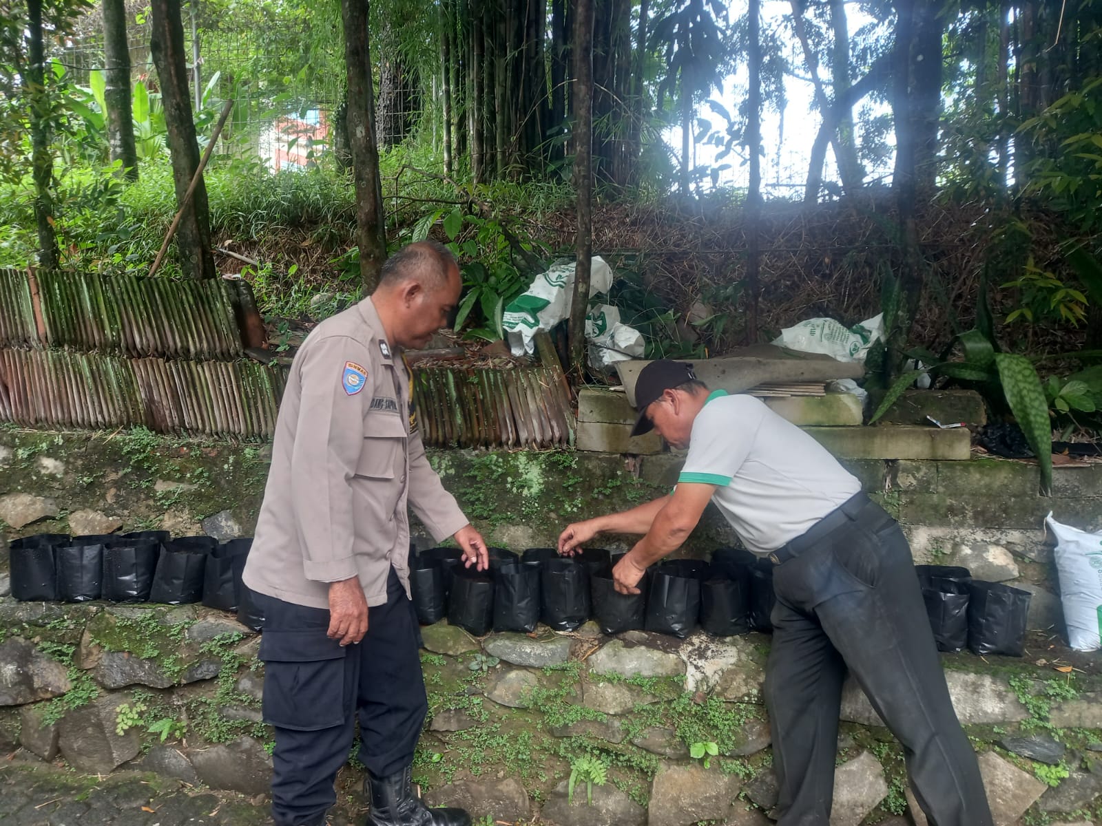 Bhabinkamtibmas Wilayah Hukum Polsek Babakanmadang Giat COOLING Sistem Mendampingi Warga Masyarakat Menyiapkan Bibit Tanaman Dalam Rangka Mendukung Program Asta Cita Ketahanan Pangan Presiden Repbulik Indonesia