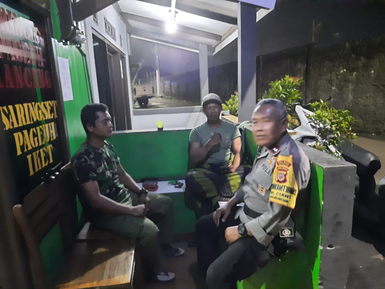 Bhabinkamtibmas Wilayah Hukum Polsek C.W.I Polres Bogor Giat Cooling Sistem Cek Pos Kamling Warga Binaan Beri Pesan Dan Ajak Jaga Kamtibmas