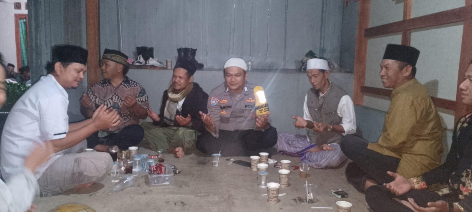 SINERGITAS TNI POLRI DAN WARGA MASYARAKAT DESA SUKAJADI WILAYAH HUKUM POLSEK TAMANSARI GIAT COOLING SISTEM ADAKAN PENGAJIAN RUTIN BULANAN JAGA KONDUSIFITAS BERI PESAN DAN AJAK JAGA KAMTIBMAS