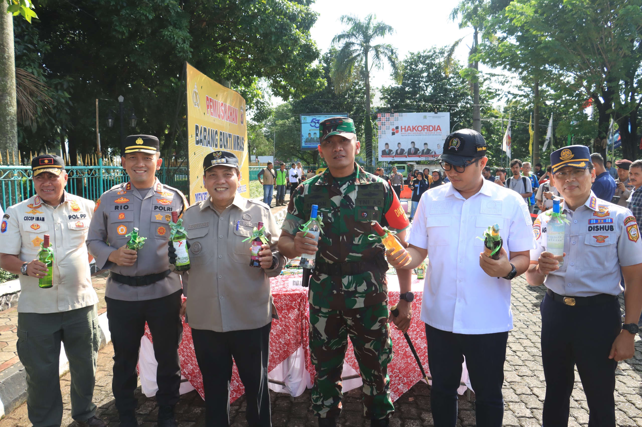Polres Bogor Polda Kabar Laksanakan Apel Gelar Pasukan Operasi Lalin Lodaya 2024 Dilanjutkan Barang Bukti Miras Bersama Forkompinda Kabupaten Bogor