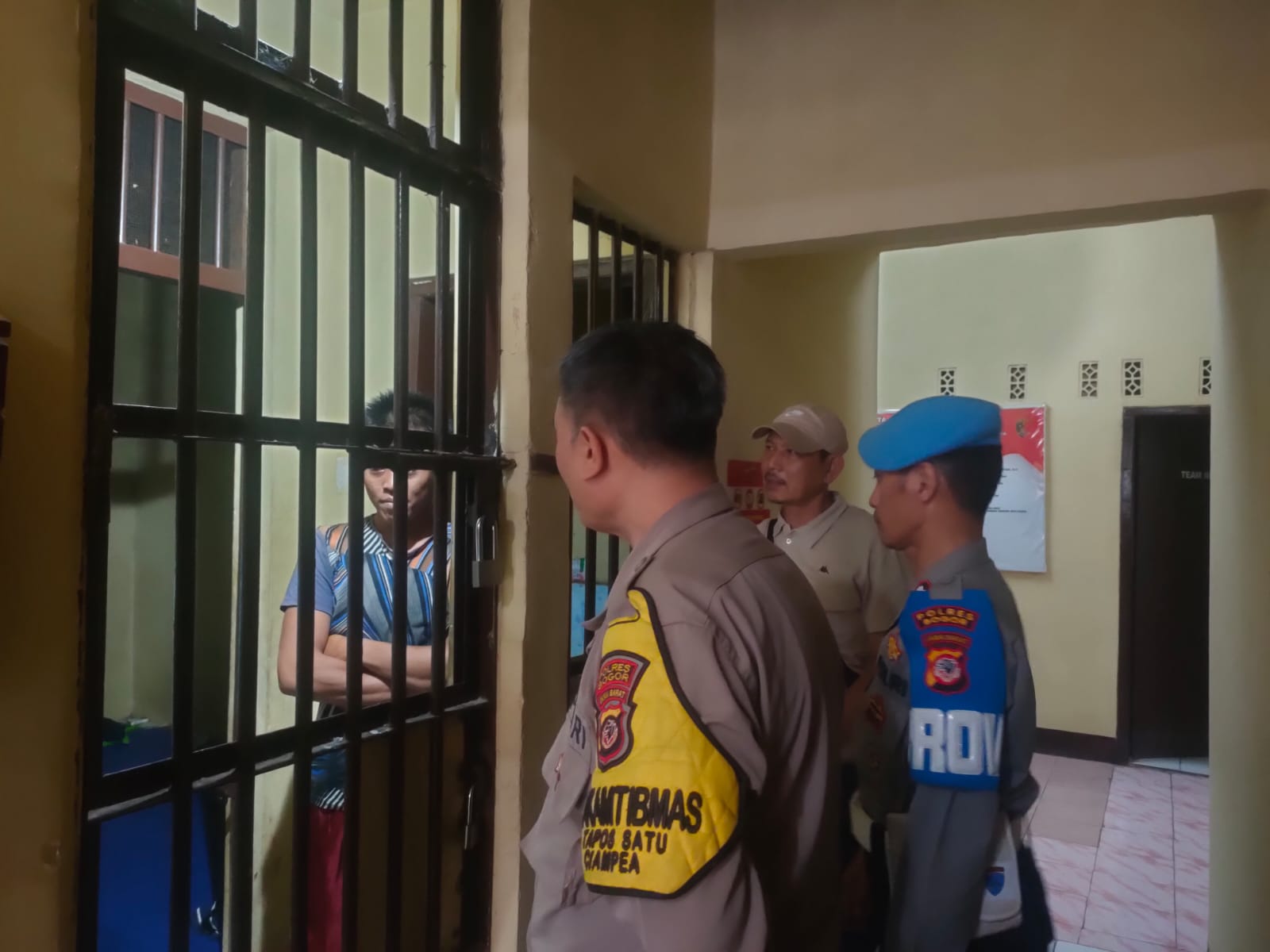 PROVOS POLSEK CIAMPEA POLRES BOGOR GIAT COOLING SISTEM LAKSANAKAN KONTROL TAHANAN DAN CEK KESEHATAN SERTA BERIKAN PESAN MORAL