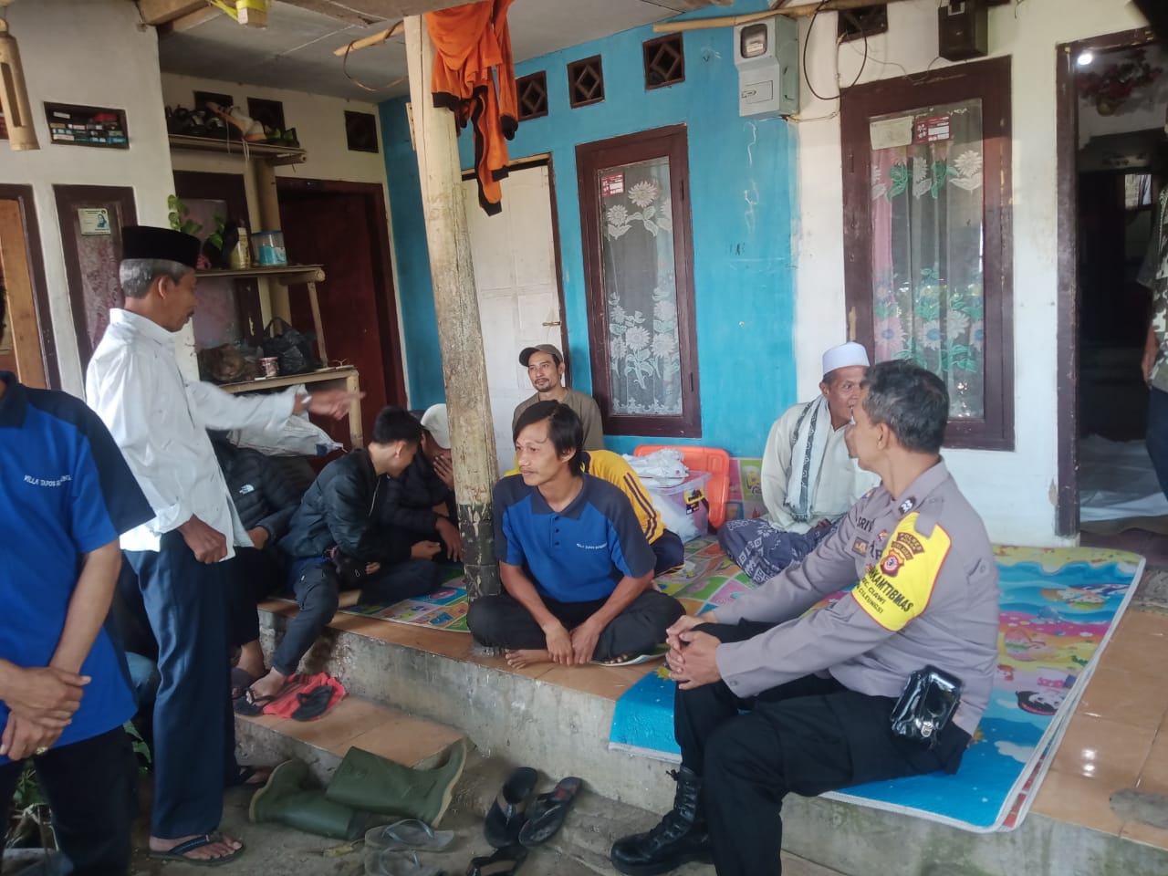 .Bhabinkamtibmas Wilayah Hukum Polsek Cileungsi Desa Ciawi Giat Cooling Sistem Sambang Warga masyarakat Sampaikan Himbauan Dan Ajak Jaga Kamtibmas