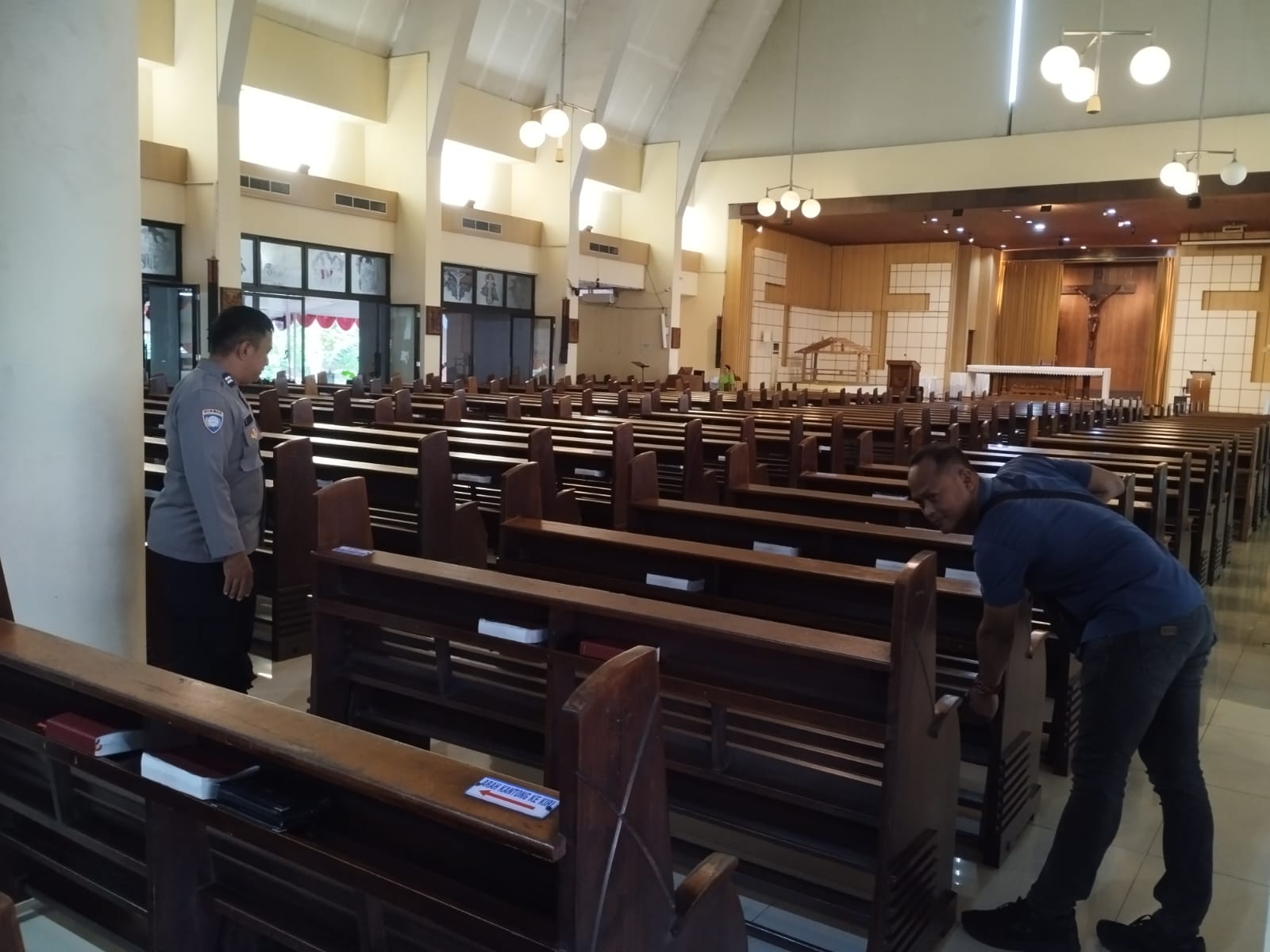 Pastikan Keamanan dan kelancaran Rangkaian Ibadah Natal 2024 Hari ini Personil Polsek Gunung Putri Giat Cooling Sistem Monitoring dan Pengecekan Gereja Steril Aman Kondusif Untuk Peribadatan Perayaan Natal 2024 Umat Kristiani