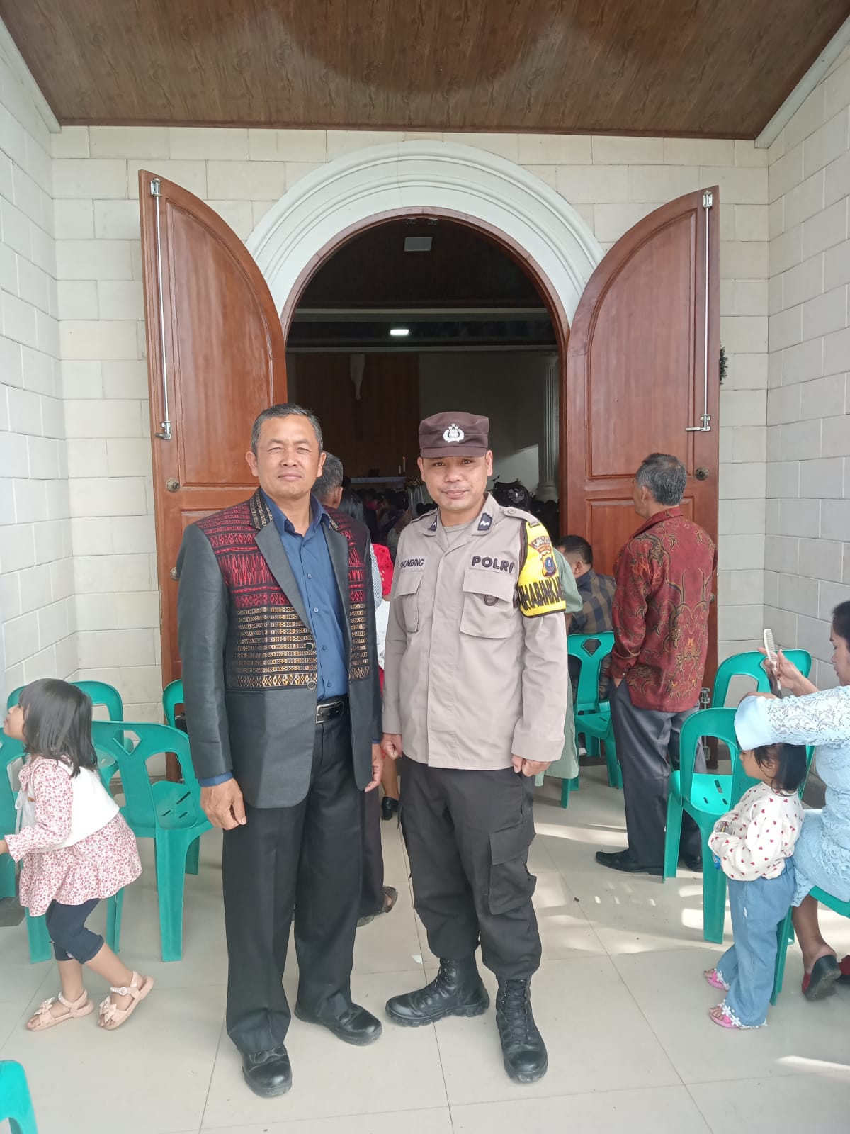 Bhabinkamtibmas berikan rasa aman saat ibadah Natal berlangsung