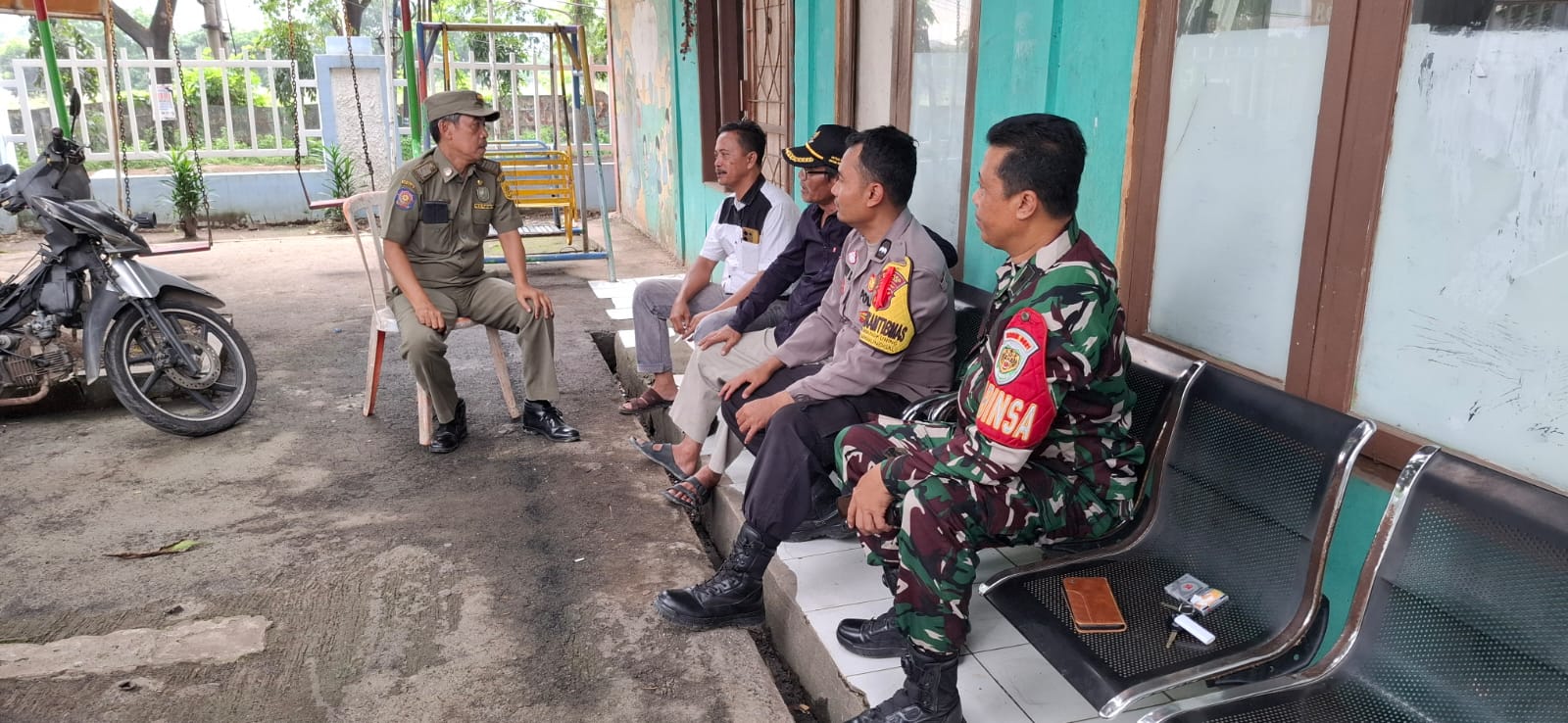 Sinergitas TNI-Polri Bersama Satpol PP Wilayah Hukum Klapanunggal Desa Kembangkuning Giat Cooling Sistem Patroli Dialogis Kamtibmas Pastikan Keamanan Warga Di Hari Natal 2024 Kondusif