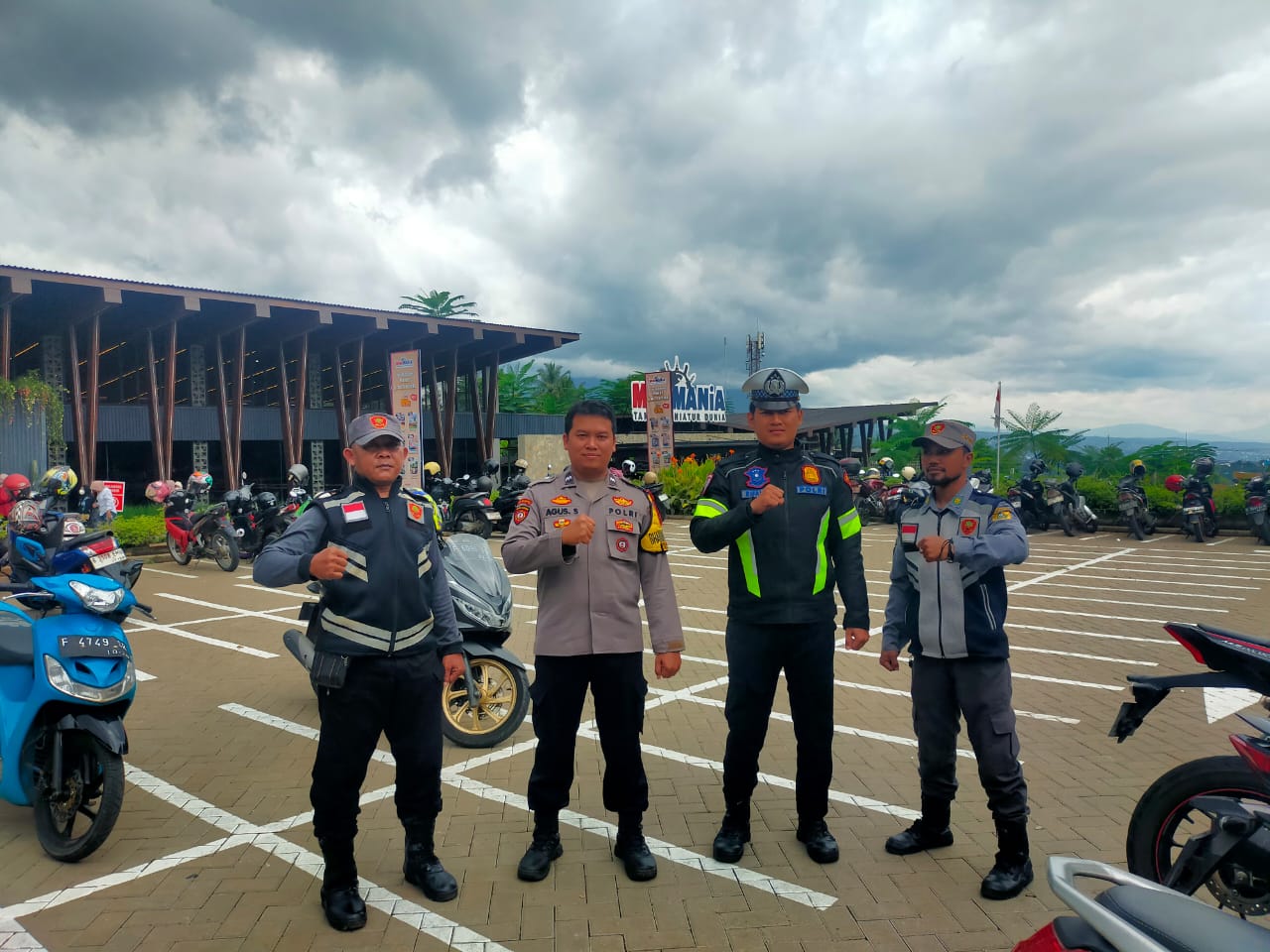 PERSONIL WILAYAH HUKUM POLSEK MENGAMENDUNG DESA CIPAYUNG BERSAMA STAKEHOLDER LAINNYA GIAT COOLING SISTEM KONTROL TEMPAT REKREASI MINIMANIA PASTIKAN CIPTA KONDISI AMAN TERTIB KONDUSIF BAGI WISATAWAN YANG BERLIBUR