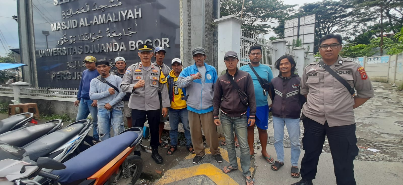 Kanit Binmas Bersama Bhabinkamtibmas Polsek Ciawi Polres Bogor Giat Cooling Sistem Berikan Pembinaan Kepada Joki Dan Pak Ogah Warga Yang Berada Dijalur-jalur Alternatif Mulai Ciawi-Gadog Menuju Arah Puncak Kab. Bogor