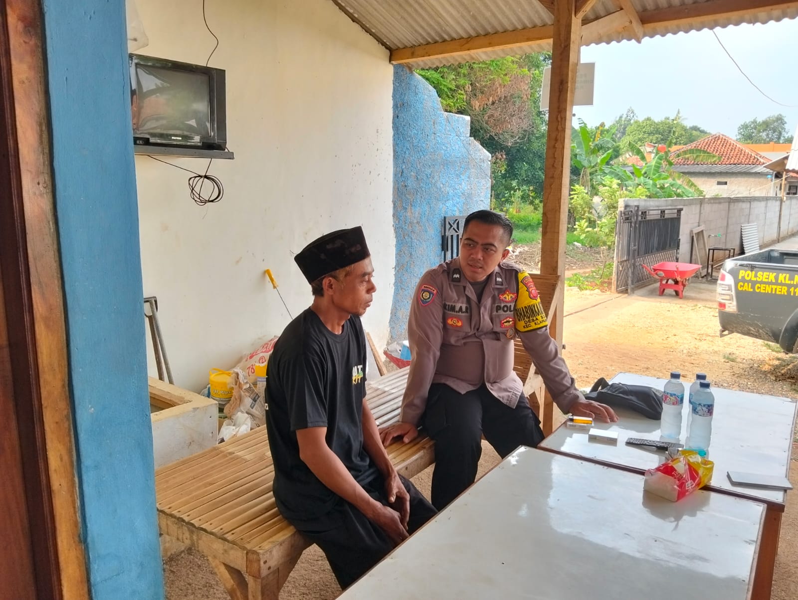 Bhabinkamtibmas Wilayah Hukum Polsek Klapanunggal Giat Cooling Sistem Jalin Kedekatan Dengan Warga Desa Binaannya  Beri Pesan Dan Ajak Jaga Kamtibmas Selama Perayaan Natal 2024 dan Menyambut Tahun Baru 2025 Agar Kondusif