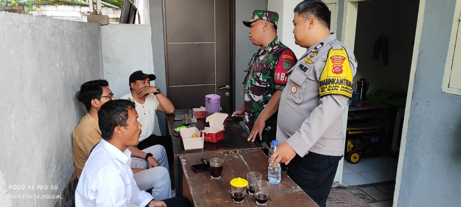 Sinergitas TNI Polri Wilayah Hukum Polsek Klapanunggal Giat Cooling Sistem Sambang Warga Beri Pesan Dan Ajak Jaga Kamtibmas Dalam Rangka Ops Lilin Lodaya 2024 Agar Kondusif