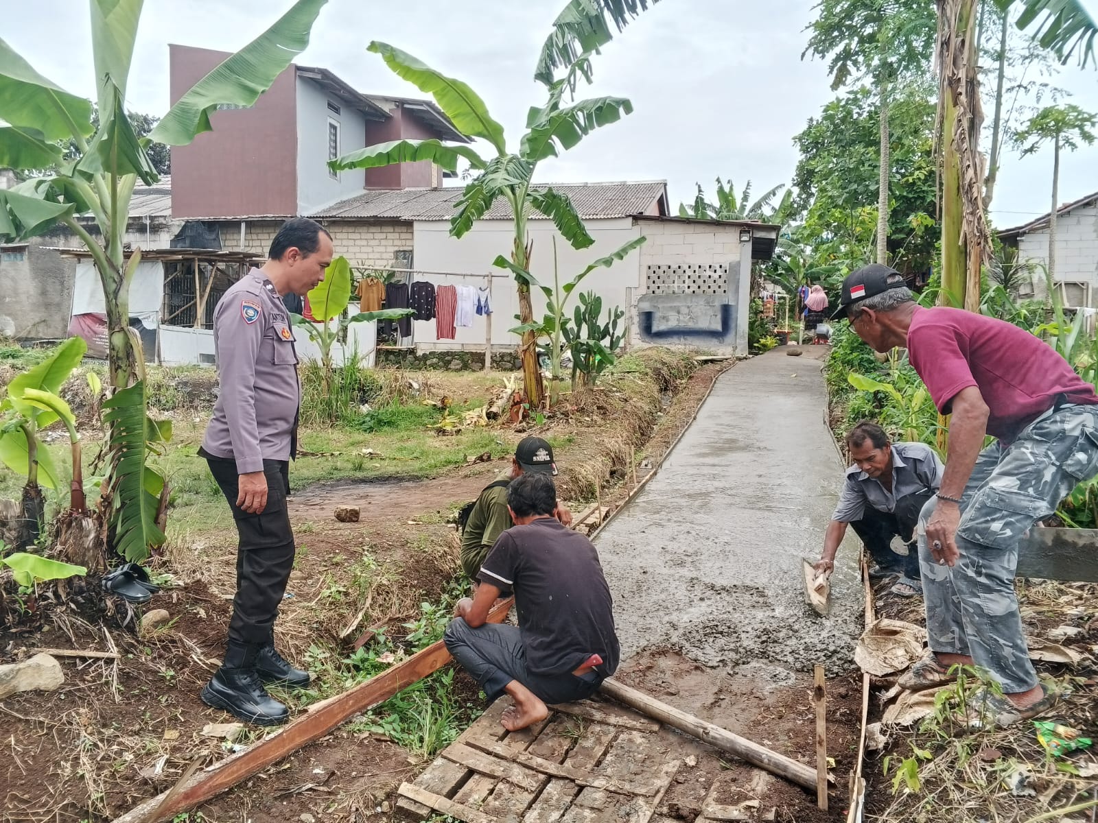 BHABINKAMTIBMAS WILAYAH HUKUM POLSEK CIAMPEA POLRES BOGOR GIAT COOLING SISTEM MONITORING PENGERJAAN PENGECORAN JALAN SWADAYA WARGA MASYARAKAT