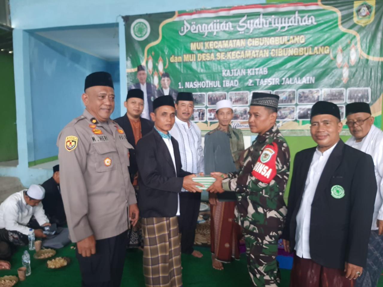 Kapolsek Cibungbulang Bersama Babinsa Perwakilan Danramil Giat Cooling Sistem Hadiri Pengajian Syahriyah MUI Sekecamatan Cibungbulang, Santunan Dan Beri Pesan Kamtibmas Ajak Sama-sama Jaga Kondusifitas Wilayah
