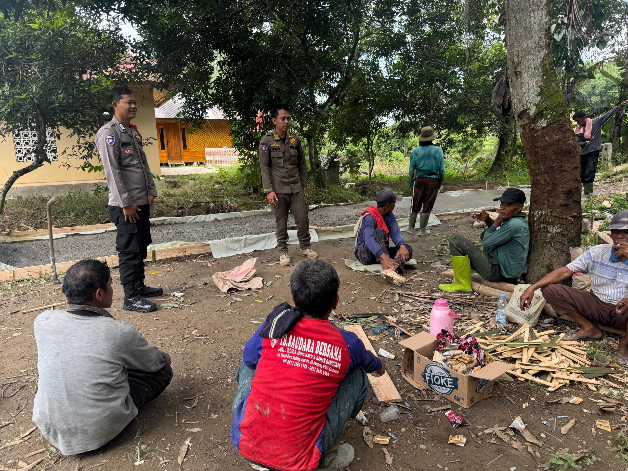 BHABINKAMTIBMAS WILAYAH HUKUM POLSEK CARIU POLRES BOGOR DESA CIKUTAMAHI GIAT COOLING SISTEM SAMBANG WARGA MASYARAKAT JALIN KEDEKATAN BERI PESAN DAN AJAK JAGA KAMTIBMAS