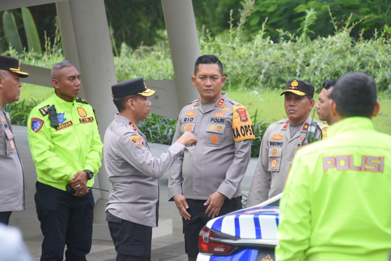 TINJAU KEAMANAN JALUR PUNCAK KAPOLDA JABAR CEK KESIAPAN POS PAM DAN ARUS LALU LINTAS JUGA TEMPAT WISATA PUNCAK UNTUK KENYAMANAN WARGA MASYARAKAT YANG BERLIBUR KE WILAYAH PUNCAK KAB. BOGOR