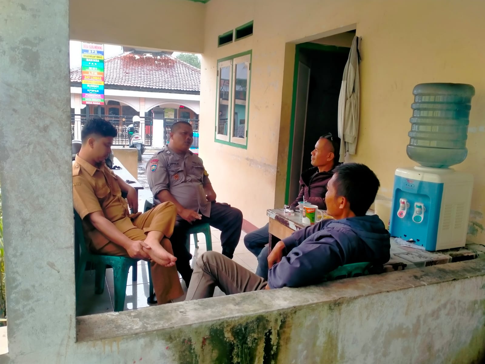 Bhabinkamtibmas Dan Wilayah Hukum Polsek Dramaga Desa Sukawening Giat Cooling Sistem Sambang Warga Beri Pesan Dan Ajak Jaga Kamtibmas