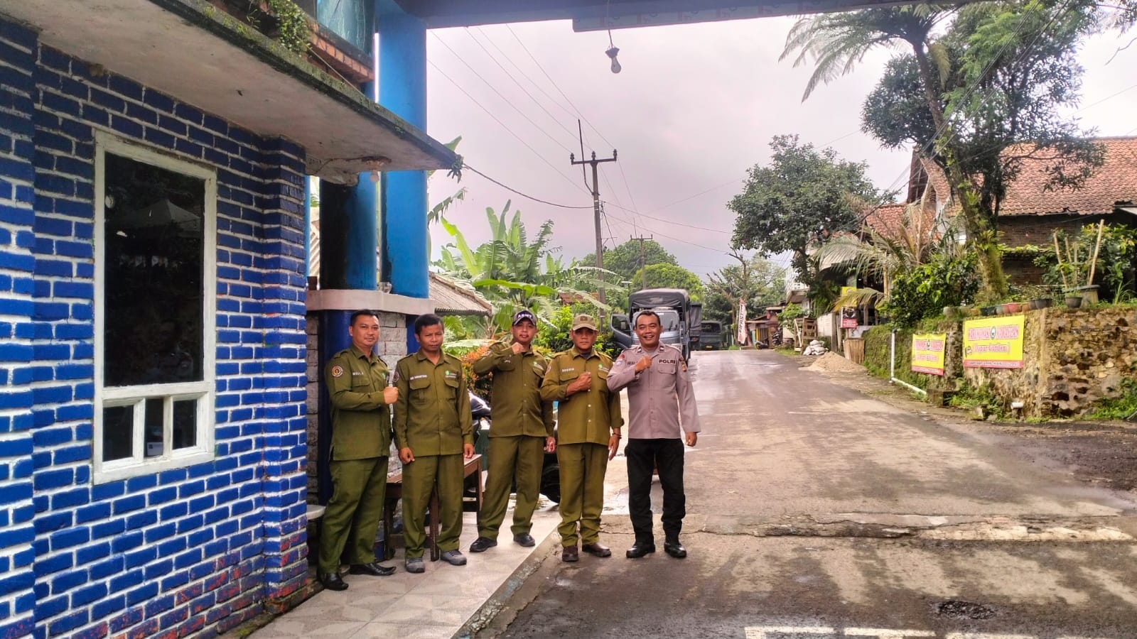 KAPOLSEK CIBUNGBULANG BERSAMA ANGGOTA DAN STAKEHOLDER TERKAIT BERIKAN RASA AMAN WARGA MASYARAKAT YANG BERWISATA OBYEK WISATA GUNUNG SARI PAMIJAHAN AMAN KONDUSIF