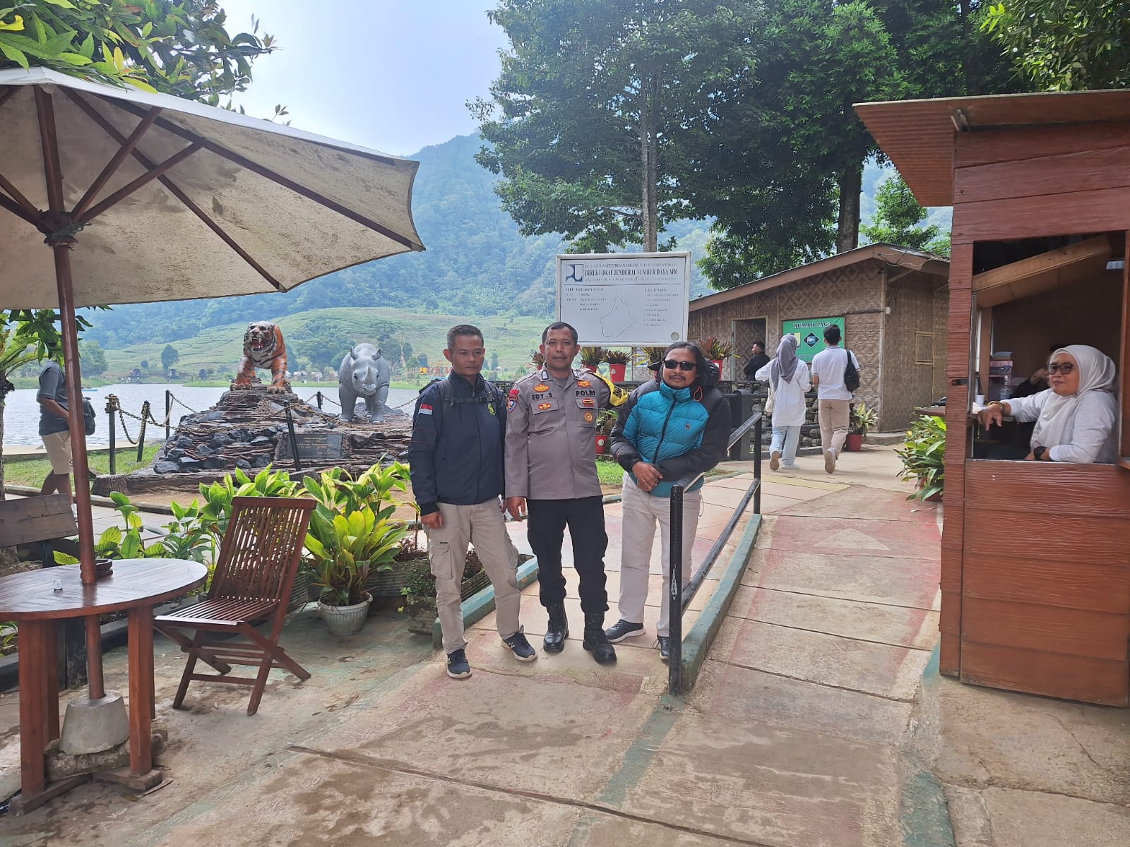 BHABINKAMTIBMAS WLAYAH HUKUM POLSEK CSR (CISARUA) POLRES BOGOR DESA TUGU UTARA GIAT COOLING SISTEM BERIKAN HIMBAUAN DAN AJAK JAGA KAMTIBMAS