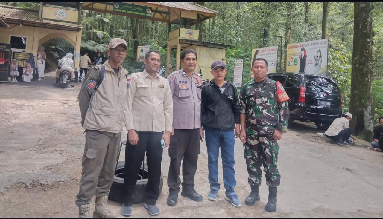 Personil Pam Nataru 2025 Tni Polri Berikan Himbauan Kamtibmas Kepada Pengurus Dan Wisatawan Objek Wisata Pamijahan Bogor