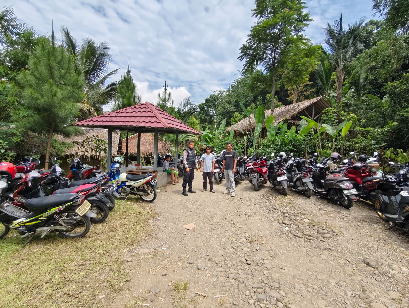 BHABINKAMTIBMAS WILAYAH HUKUM POLSEK CIAMPEA POLRES BOGOR GIAT COOLING SISTEM SAMBANG TEMPAT KERAMAIAN CIPTA KONDISI AJAK HINDARA GANGGUAN KAMTIBMAS