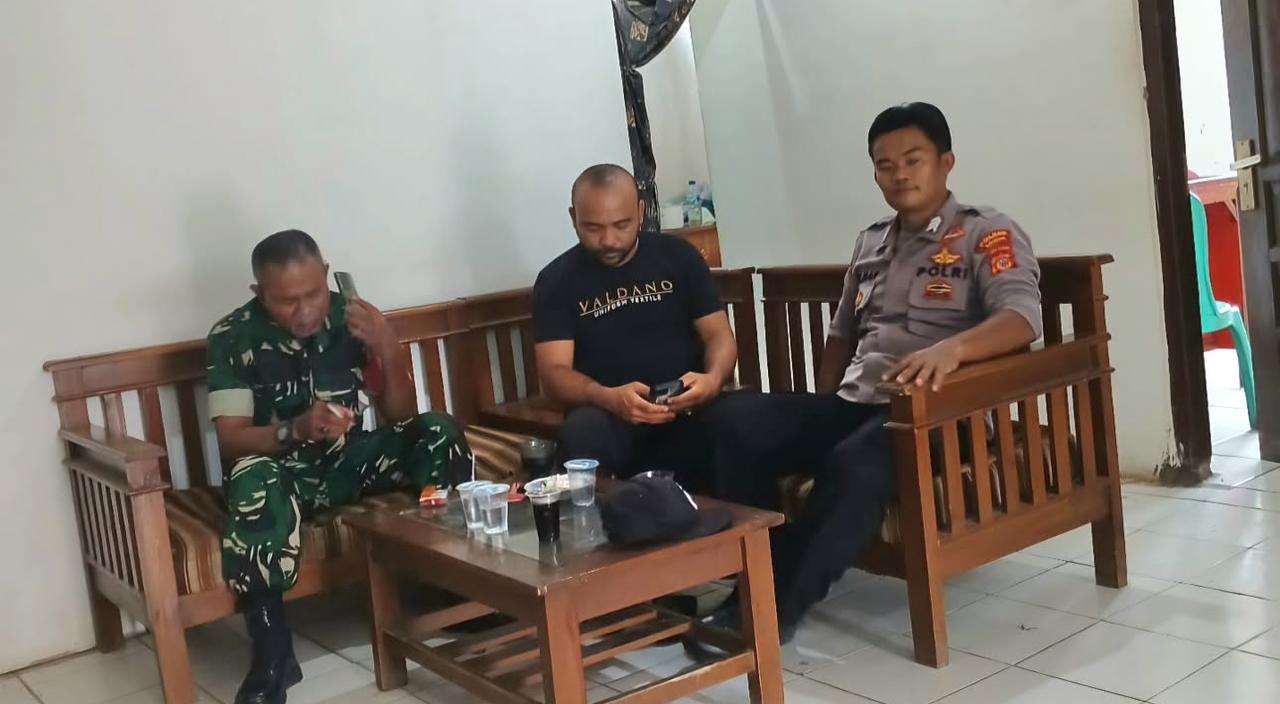 Sinergitas TNI Polri Wilayah Hukum Polsek Cibungbulang Bersama Babinsa Giat Cooling Sistem Sambang Tokoh Masyarakay Ajak Awasi Para Pelaku Tawuran Demi Terciptanya Keamanan Libur Natal 2024 Dan Sambut Tahun Baru 2025