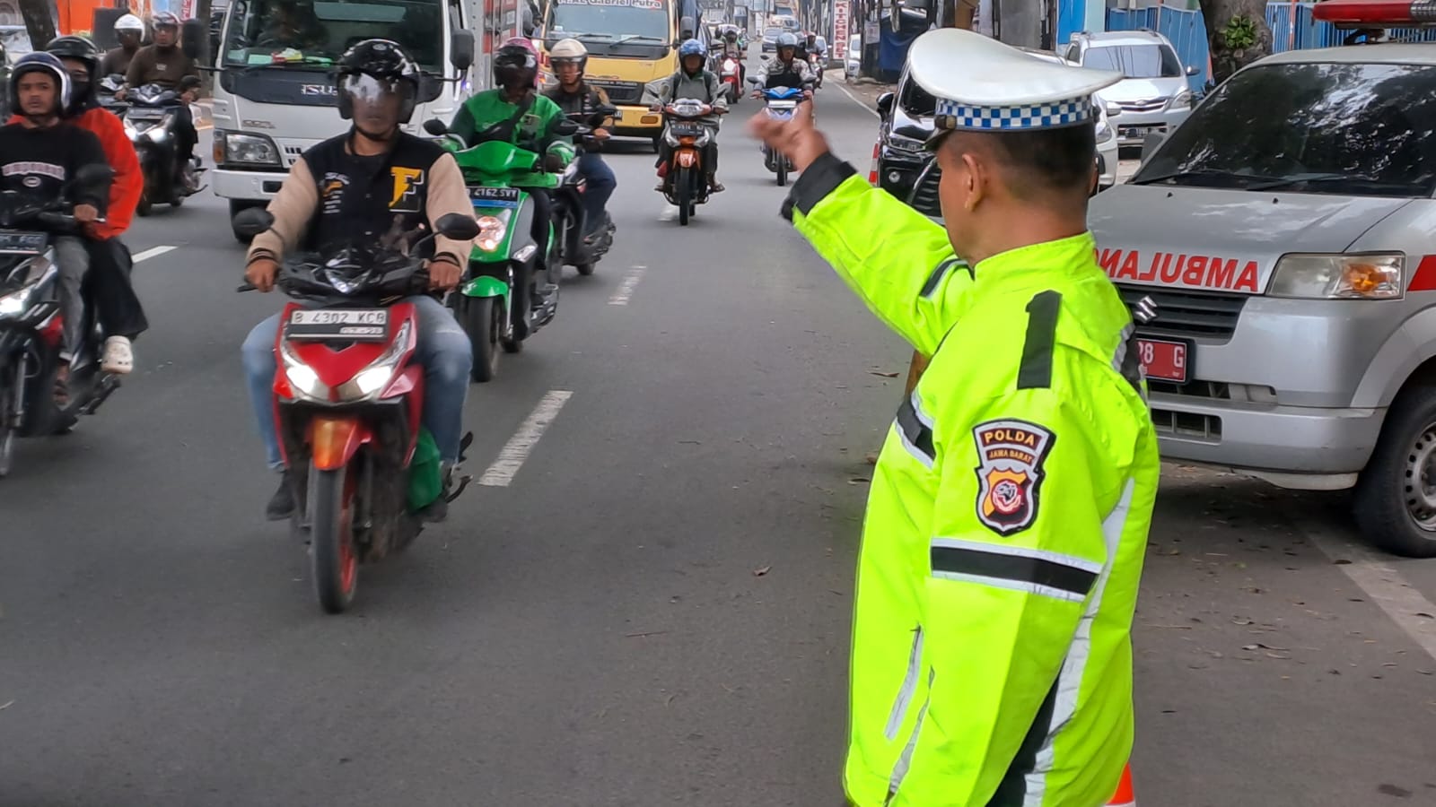 Pastikan Kelancaran Arus Lalu Lintas Diawa Tahun Baru 2025, Personil Pos Pam Gunung Putri Lakukan Pengaturan Arus Lalu Lintas di Sekitar Pos Pam Gunung Putri Hindarkan Laka Lantas Dan Gangguan Kamtibmas Lainnya