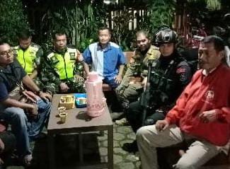 Bhabinkamtibmas Wilayah Hukum Polsek Dramaga Desa Dramaga Giat Cooling Sistem Sambangi Warganya Yang Sedang Melaksanakan Siskamling Dimalam Pergantian Tahun Baru 2025 Cipta Kondisi