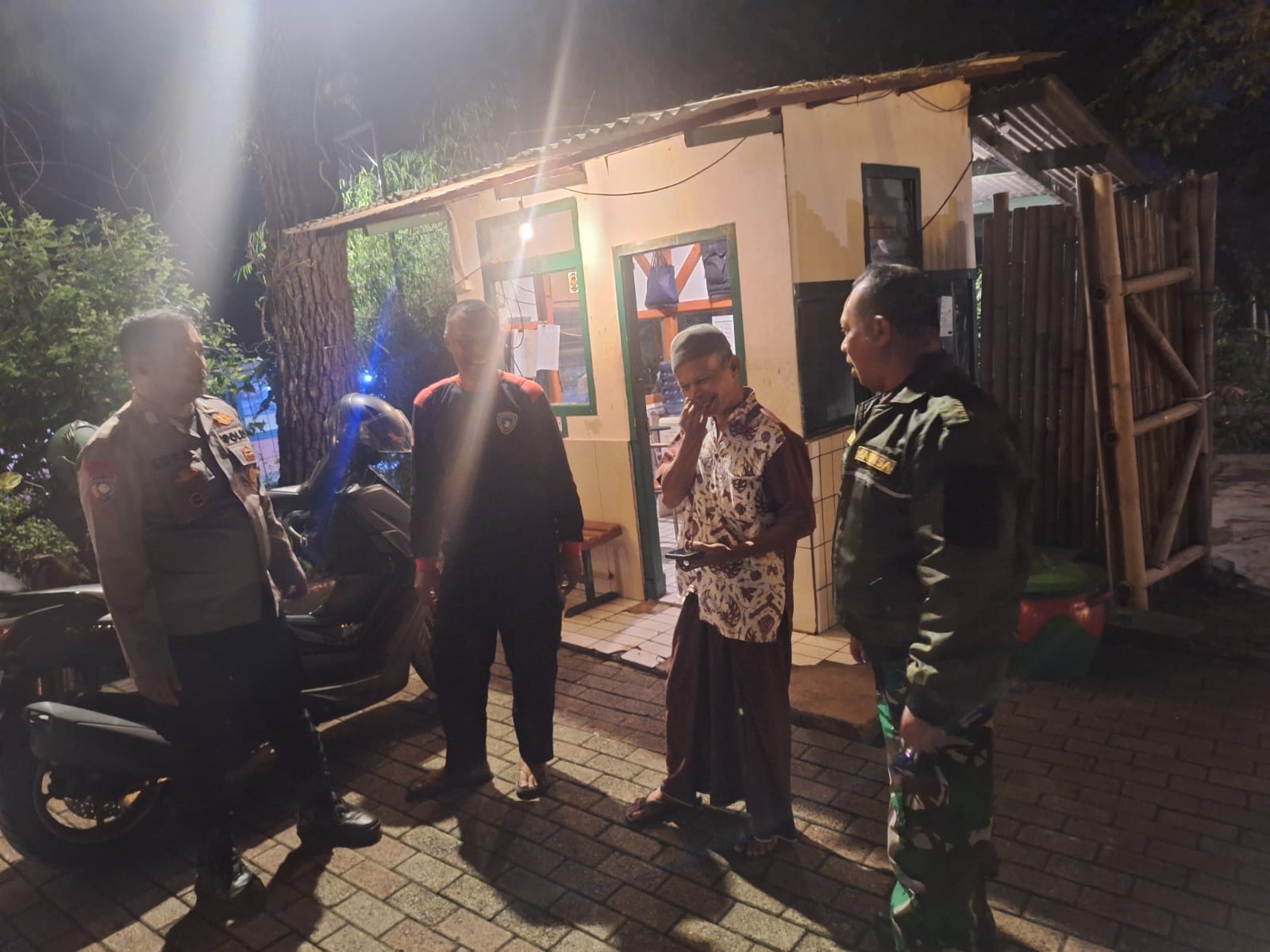 Sinergitas TNI Polri Wilayah Hukum Polsek CSR Polres Bogor Giat Cooling Sistem Kontrol Siskamling Warga Beri Pedan Dan Ajak Jaga Kamtibmas