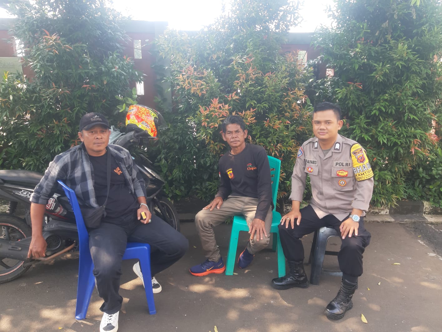 Bhabinkamtibmas Wilayah Hukum Polsek Tamansari Giat Cooling Sistem Kontrol Security Perumahan Pastikan Keamanan Banyak Warga Yang Masih Meninggalkan Rumahnya Berlibur Aman Konfusif Dari Gangguan Kamtibmas