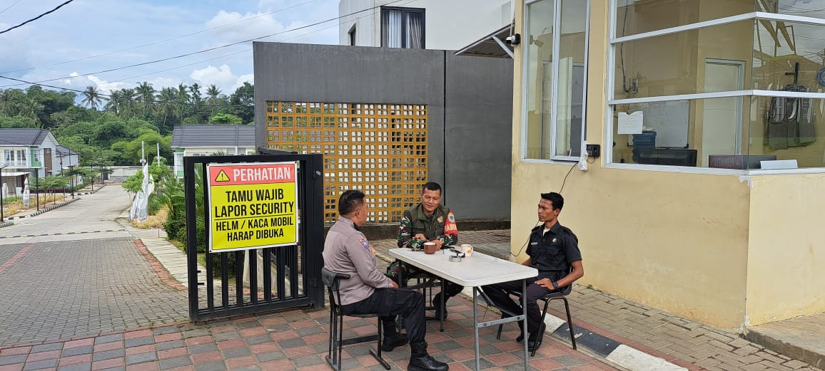 Sinergitas TNI Polri Wilayah Hukum Polsek Ciampea Giat Cooling Sistem Kontrol Petugas Pengaman Komplek Perumahan Pastikan Keadaan Lingkungan Aman Pemilik Rumah Yang Masih Meninggalkan Rumahnya Kosong Berlibur Kondusif Dari Gangguan Kamtibmas