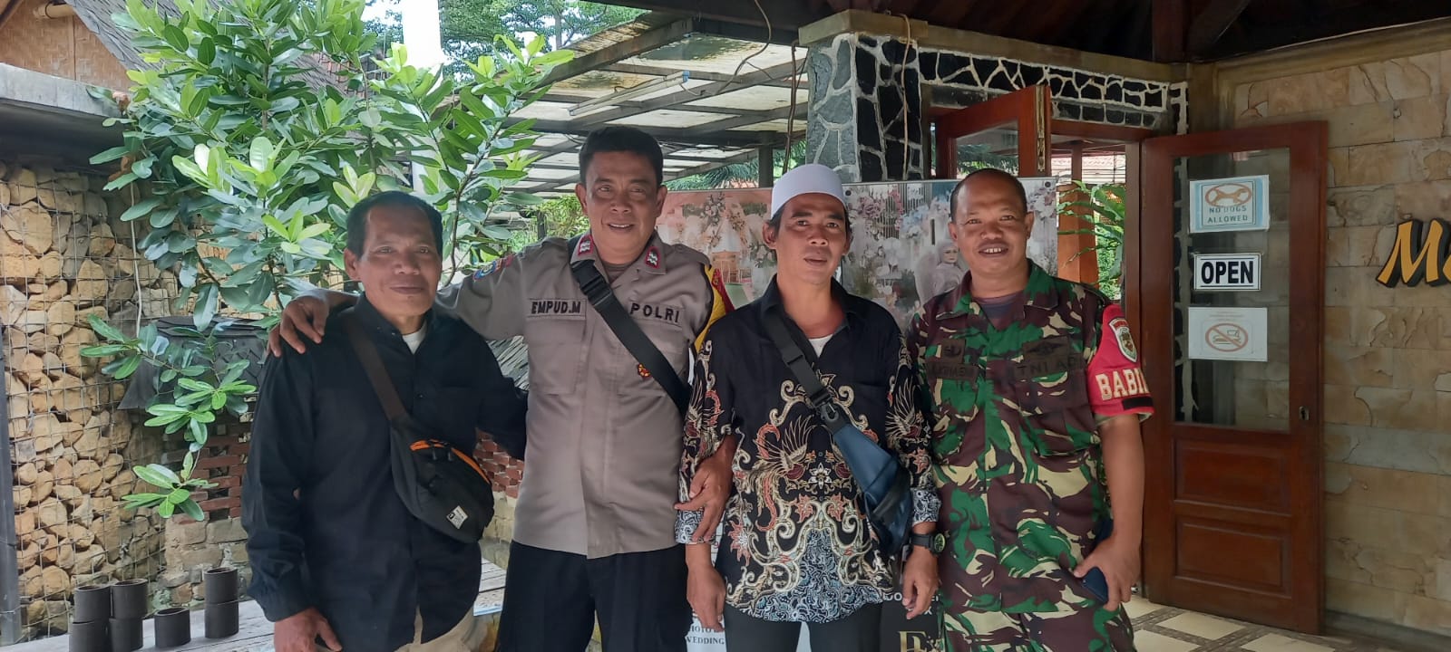 Sinergitas TNI Polri Wilayah Hukum Polsek Babakanmadang Desa Sentul Giat Cooling Sistem Sambang Tokoh Masyarakat Beri Pesan Dan Ajak Jaga Kamtibmas