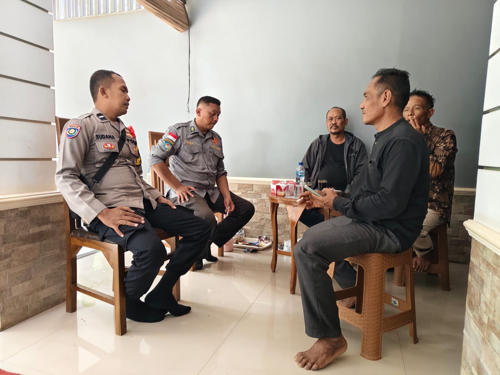 Bhabinkamtibmas Wilayah Hukum Polsek Klapanunggal Giat Cooling Sistem Sambang Warga, Sampaikan Himbauan Dan Ajak Jaga Kamtibmas