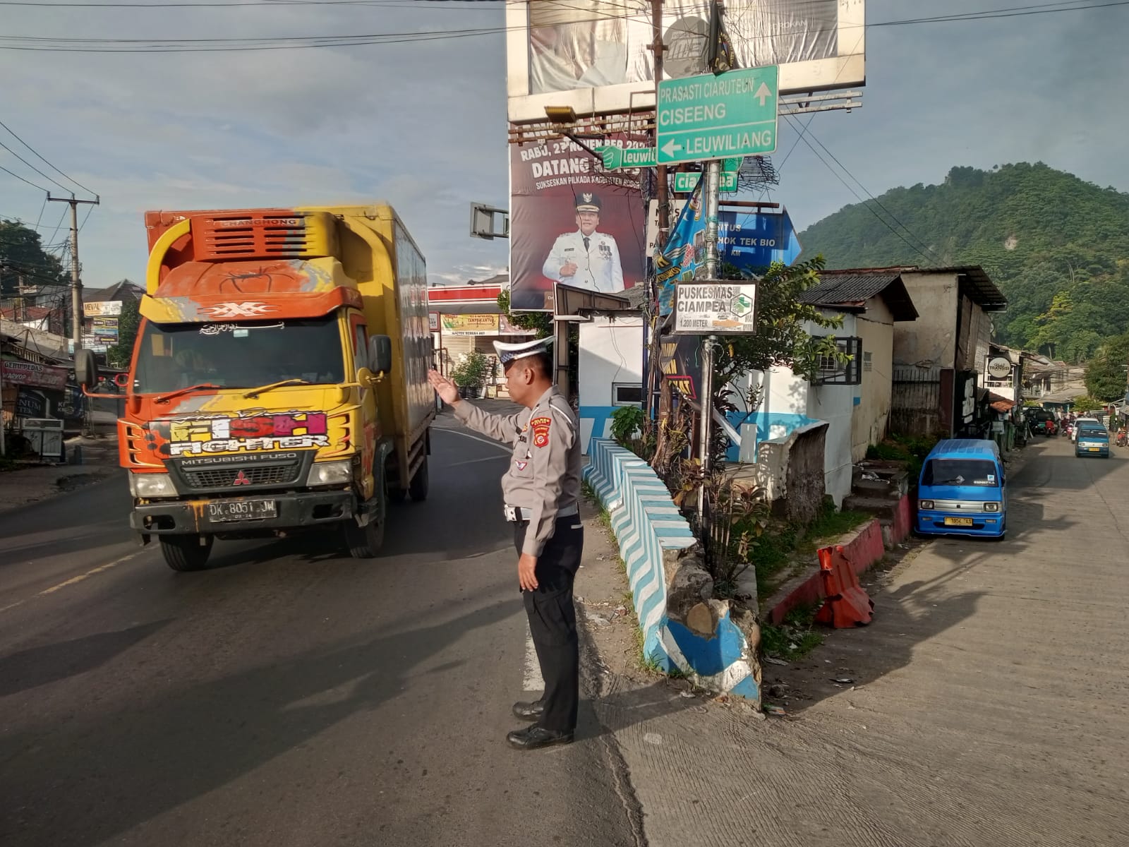 Anggota Polsek Ciampea Polres Bogor Giat Cooling Sistem Laksanakan Kegiatan Pengaturan lalulintas Antisipasi Kemacetan Dan Gangguan Kamtibmas Bagi Pengguna Jalan Raya