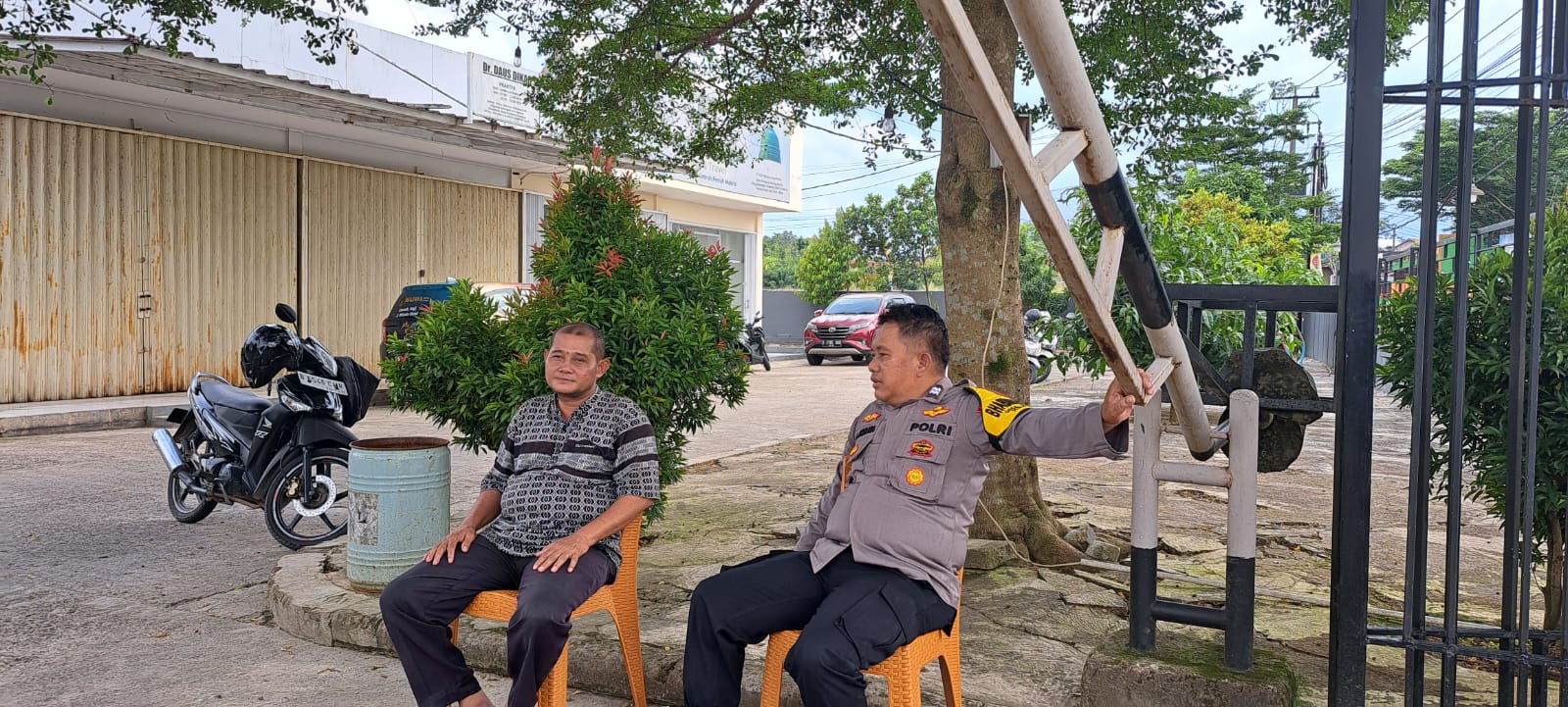 Bhabinkamtibmas Wilayah Hukum Polsek Ciampea Giat Cooling Sistem Sambang Warga Perumagan Pastikan lingkungan Perumahan Aman Kondusif Bagi Rumah Yang Masih Kosong ditinggal Penghuninya