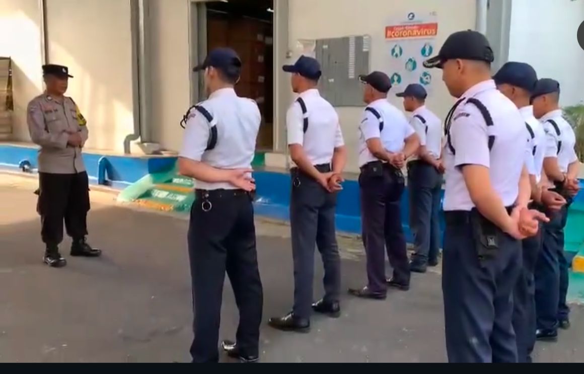 Bhabinkamtibmas Wilayah Hukum Polsek Cibinong Giat Cooling Sistem Pembinaan Berikan Pelatihan Khusus Kepada Security Dalam Pengamanan Menjaga Kondusifitas Kamtibmas