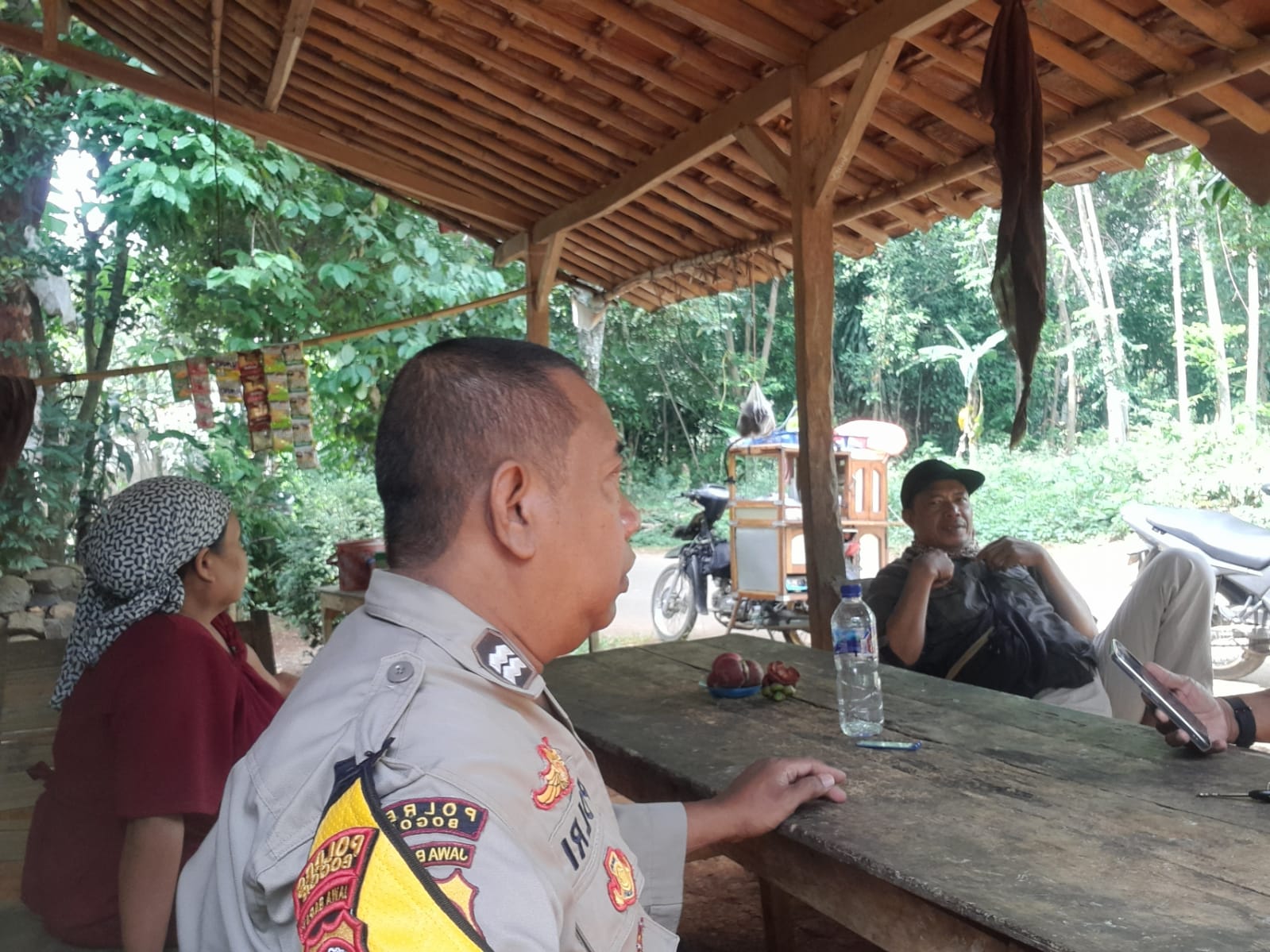 Bhabinkamtibmas Wilayah Hukum Polsek Jonggol Giat Cooling Sistem Sambang dan Sampaikan Edukasi TPPO Kepada Warga di Wilayah Kecamatan Jonggol Kabupaten Bogor