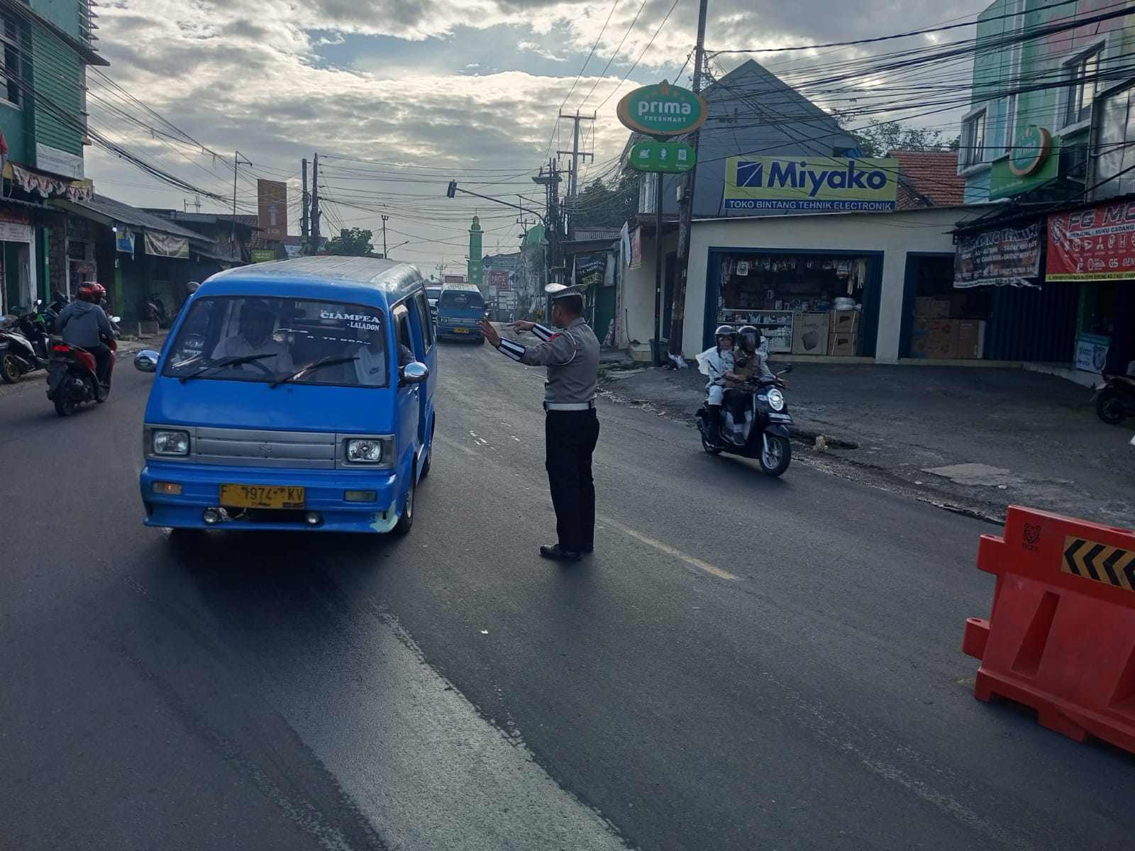 Anggota Polsek Ciampea Polres Bogor Giat Cooling Sistem Laksanakan Pengaturan lalulintas Cipta Kondisi Hindari Gangguan Kamtubmas