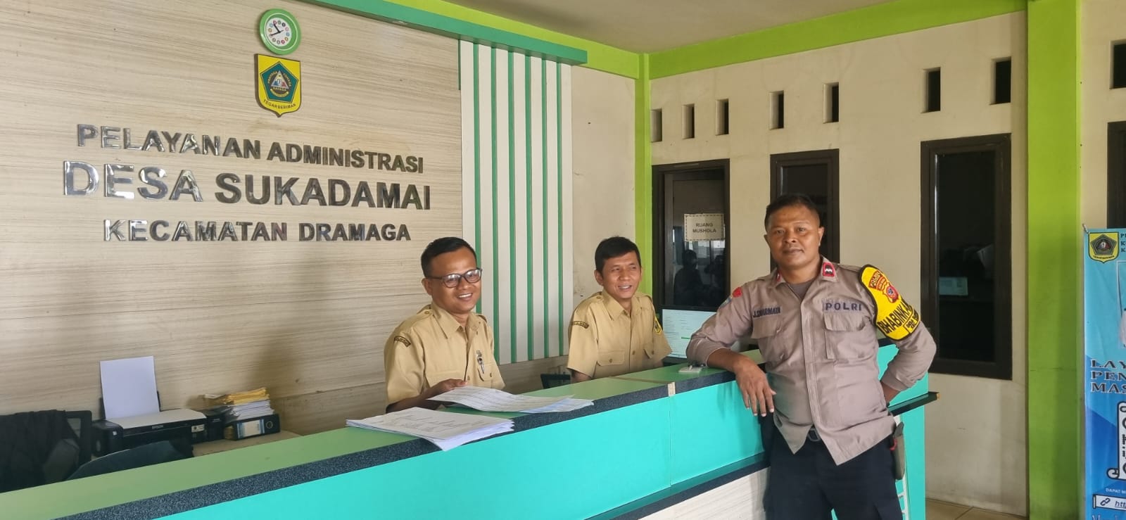 Bhabinkamtibmas Wilayah Hukum Polsek Dramaga Giat Coolling Sistem Sambang Instansi Kantor Desa Sukadami, Sampaikan Himbauan Dan Ajak Jaga Kamtibmas