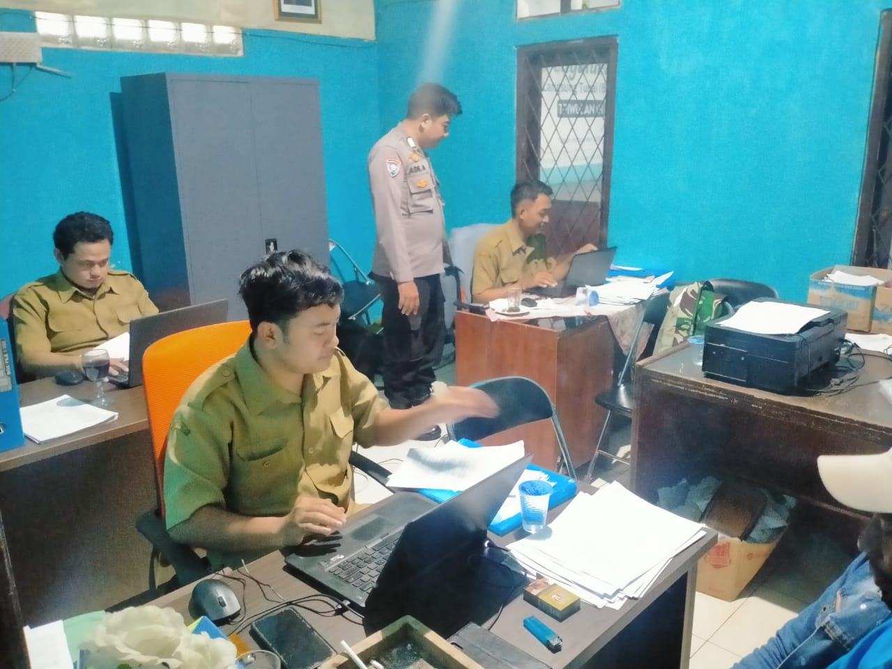 Bhabinkamtibmas Wilayah Hukum Polsek Ciampea Giat Cooling Sistem Jalin Kedekatan Sinergitas Perangkat Desa Rapos II Kecamatan Tenjolaya Ciampea Kabupaten Bogor