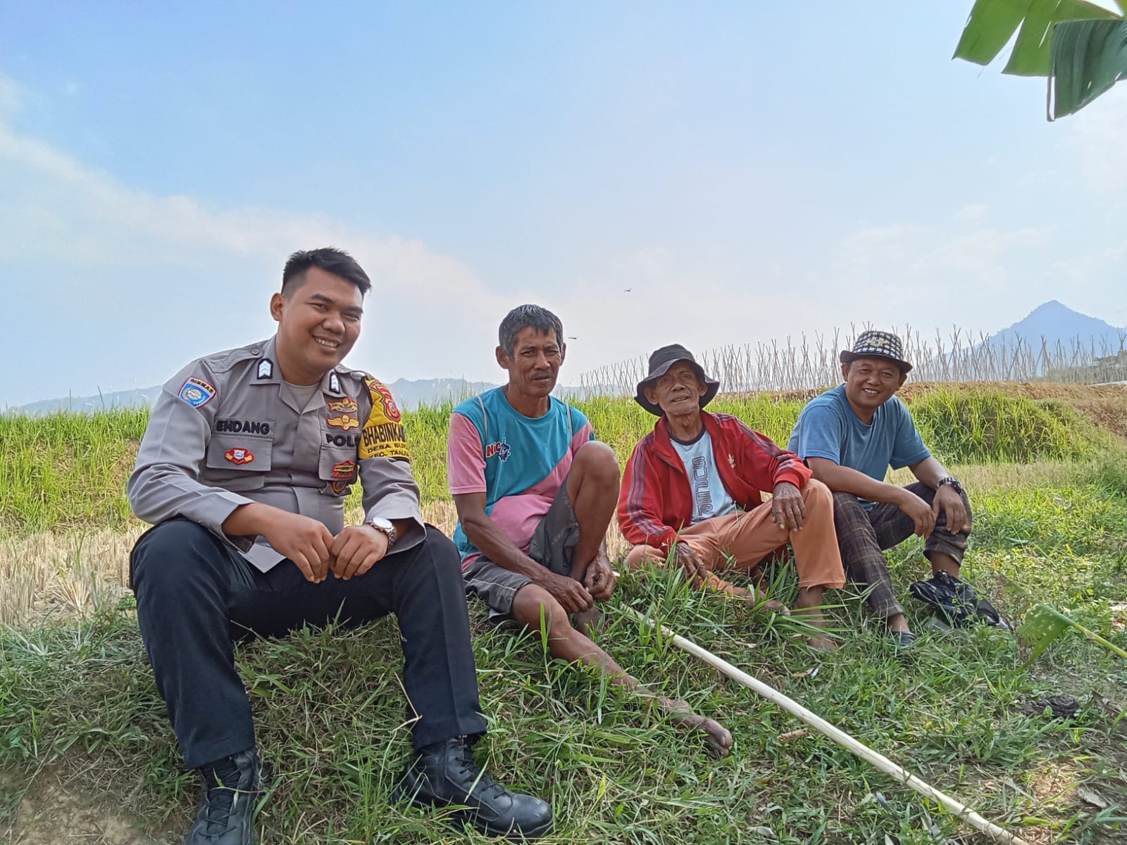 Bhabinkamtibmas Wilayah Hukum Polsek Tanjungsari Giat COOLING Sistem Sambang Warga masyarakat Sampaikan Himbauan Dan Ajak Jaga Kamtibmas