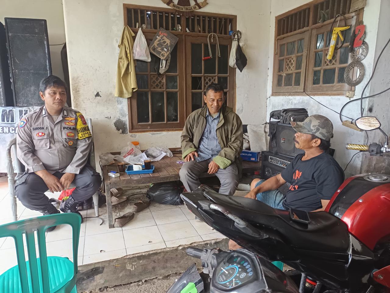 Bhabinkamtibmas Wilayah Hukum Polsek Megamendung Desa Kopo Giat Cooling Sistem Sambang Warga Binaa Beri Pesan Dan Ajak Jaga Kamtibmas Ciptakan Rasa Aman Kondusif Di Wilayah Binaan