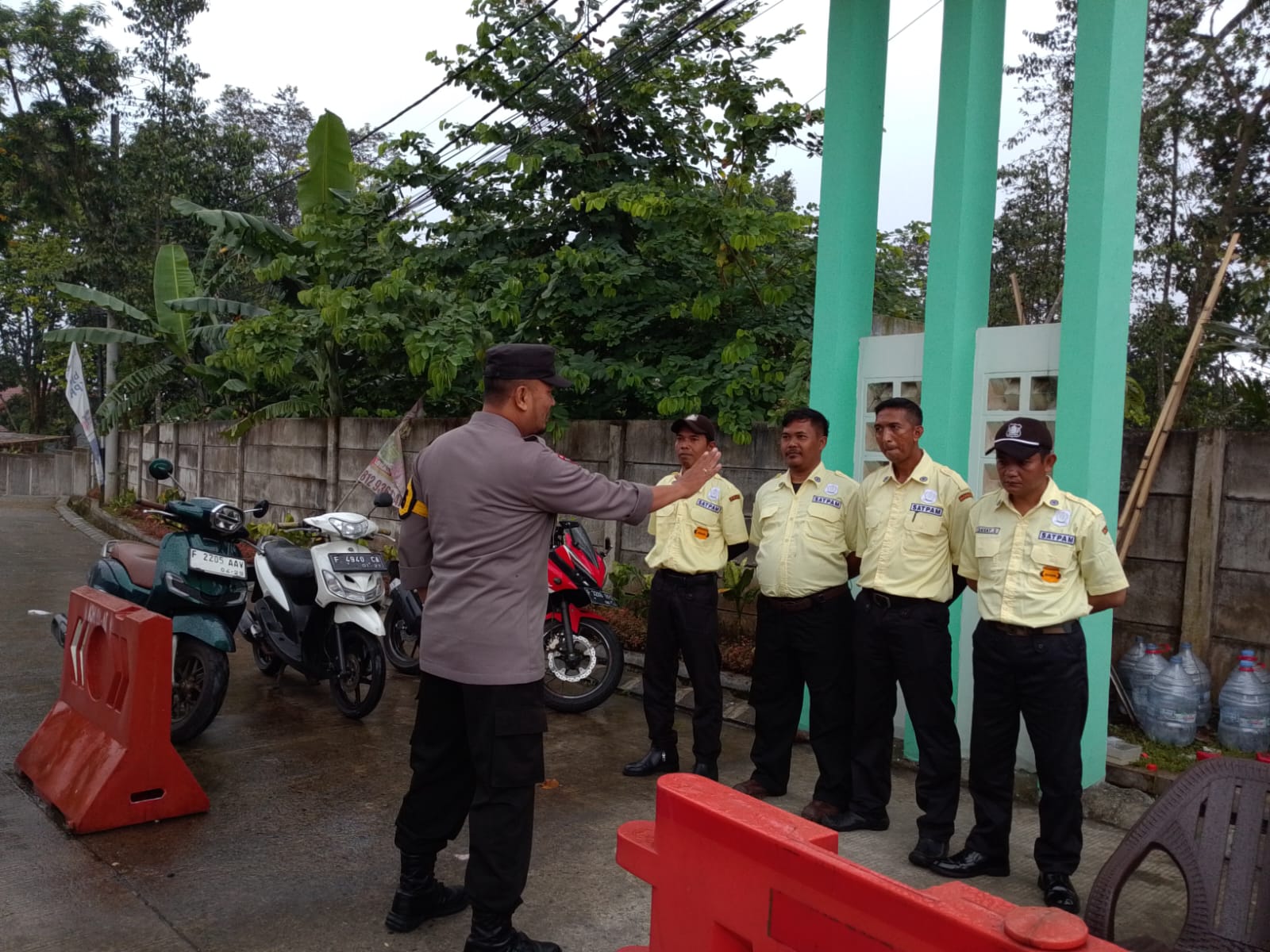 Bhabinkamtibmas Wilayah Hukum Polsek Tamansari Desa Pasireurih Giat Cooling Sistem Lakukan Pembinaan Security Perumahan Cipta Kondisi Kamtibmas Kondusif