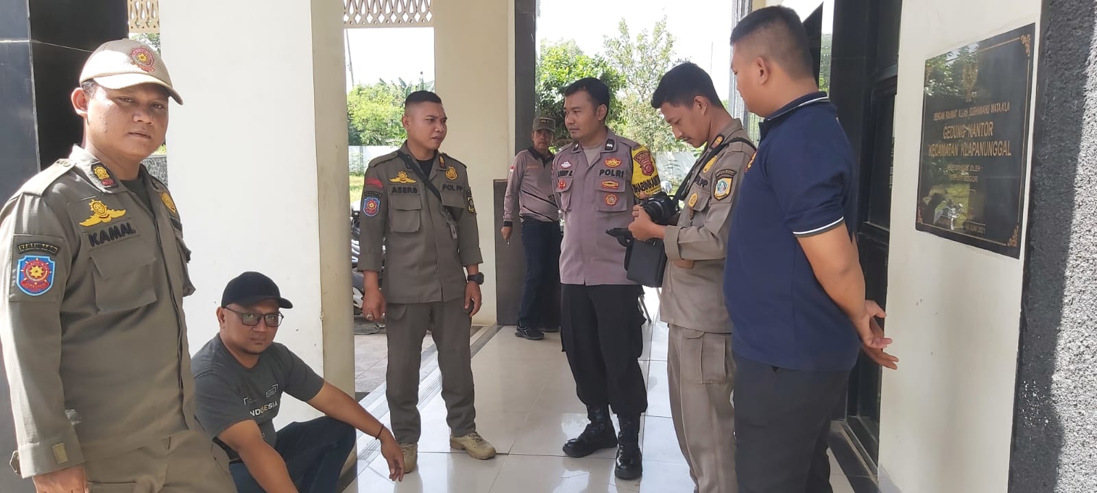 Bhabinkamtibmas Wilayah Hukum Polsek Klapanunggal Giat Cooling Sistem Jaga Soliditas Dengan Sat. Pol PP Desa Kembangkuning Kecamatan Klapanunggal Cipta Kondisi Antisipasi Cegah Gangguan Kamtibmas