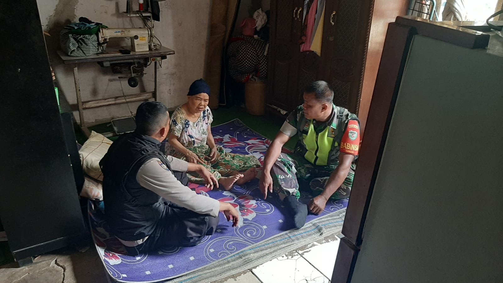 Sinergitas TNI Polri Wilayah Hukum Polsek Citeureup Desa Sanja Giat Cooling Sistem Silahturahmi Warga Binaan Yang Sedang Sakit, Beri Pesan Moral Dan Himbauan Kamtibmas