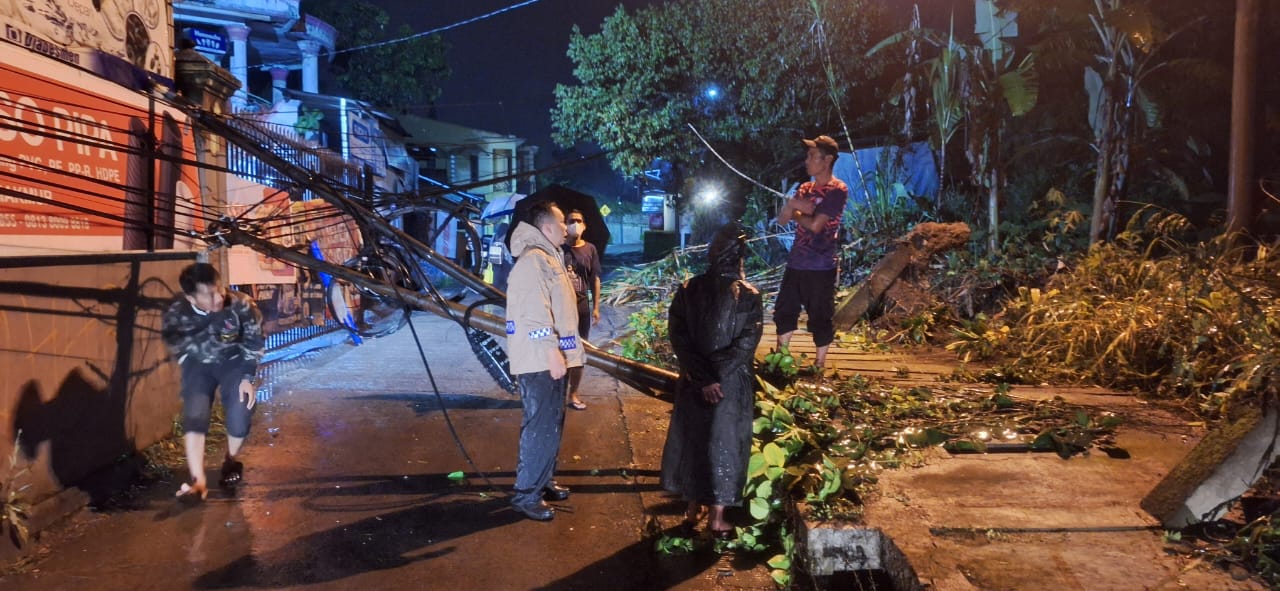 Bhabinkamtibmas Wilayah Hukum Polsek Megamendung Desa Sukamaju Giat Cooling Sistem Tanggap Bantu Warga Masyarakat Adanya Musibah Bencana Tiang Telkom Dan Pohon Tumbang