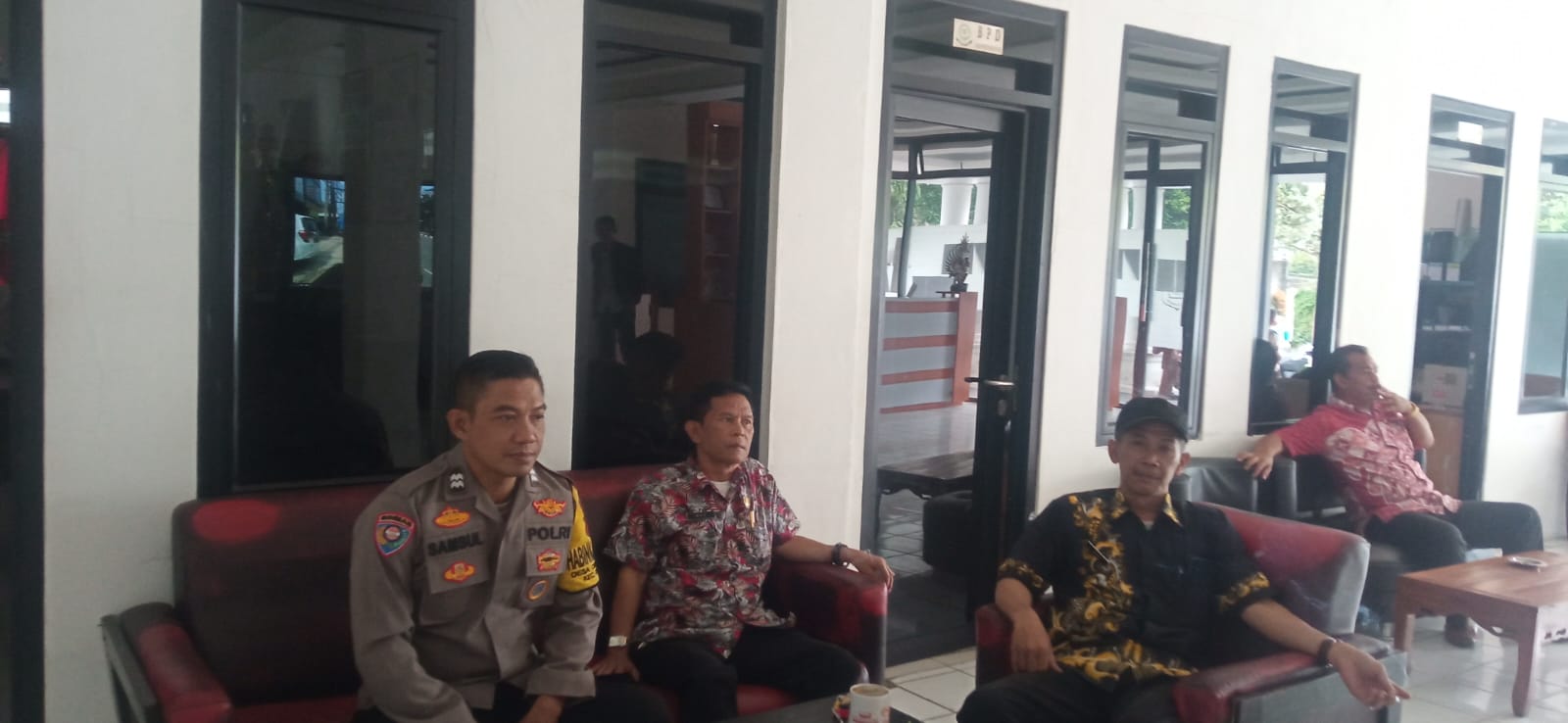 Bhabinkamtibmas Wilayah Hukum Polsek CSR (Cisarua) Polres Bogor Giat Cooling Sistem Cipta Kondisi Beri Pesan Dan Ajak Jaga Kamtibmas