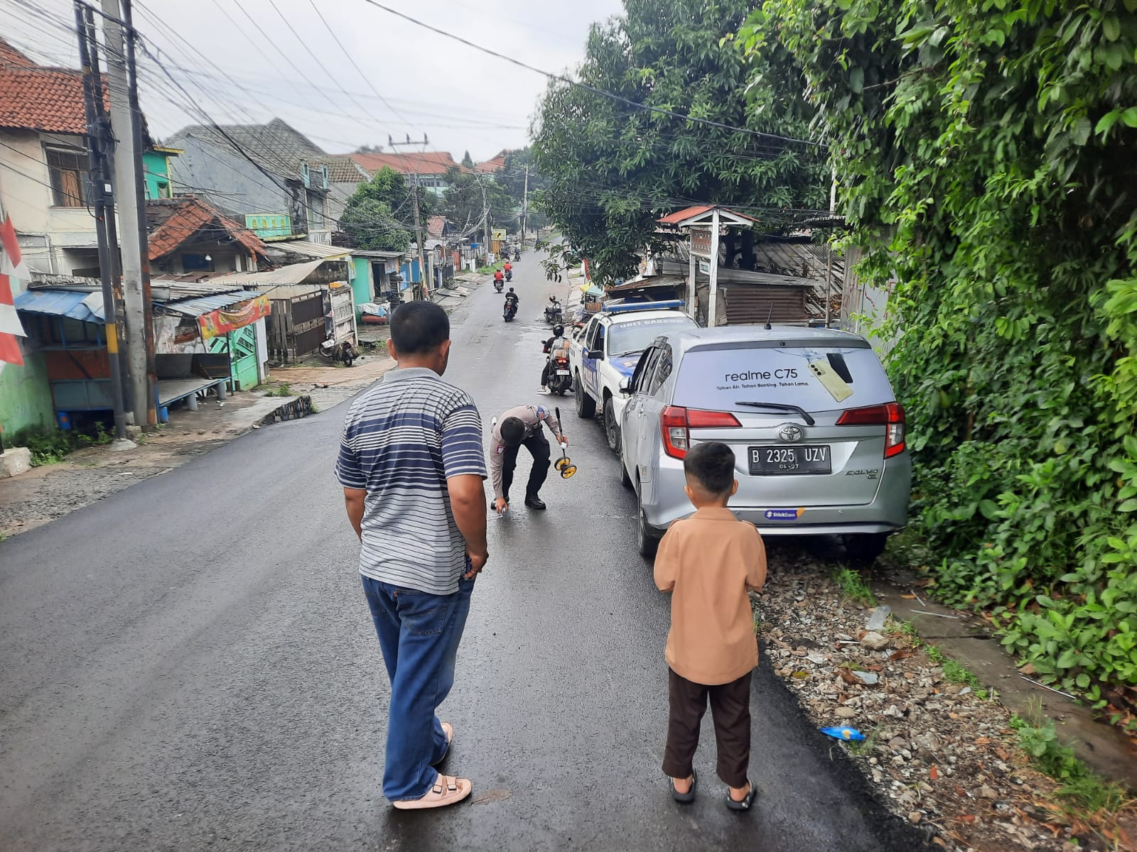 Unit Gakkum Sat Lantas Polres Bogor Tangani Terkait Kecelakaan Lalu Lintas Seorang Perempuan Tersangkut Kabel Internet Yang Menjuntai Di Jalan Raya